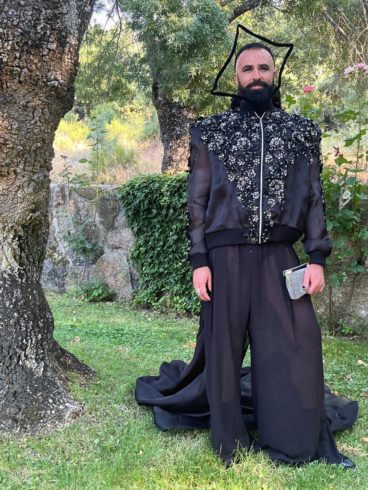 Alta costura masculina en negro: el mono de seda y la bomber bordada que diseñamos para Joaquín - Masum Karimi