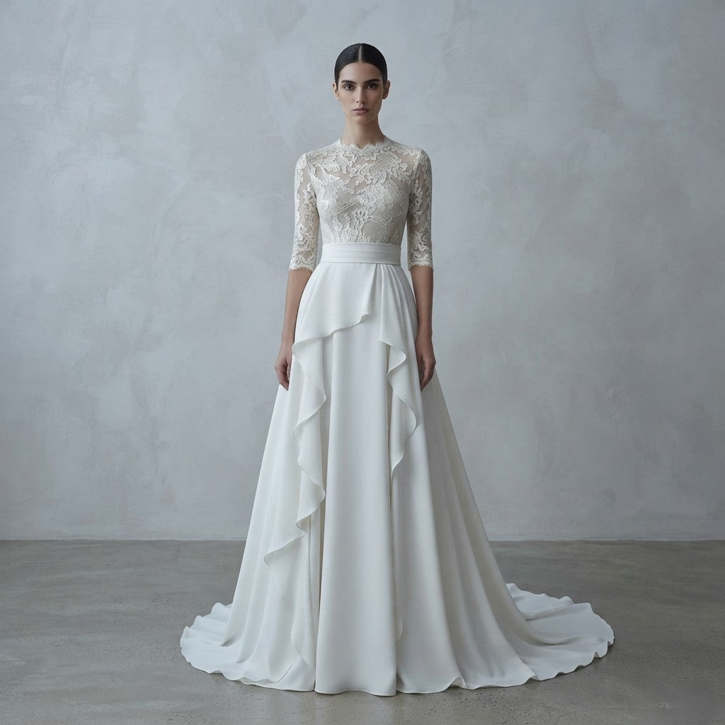 Vestido de novia romántico de la Colección Mara, con cuerpo de encaje de manga francesa y falda satinada con volantes superpuestos.
