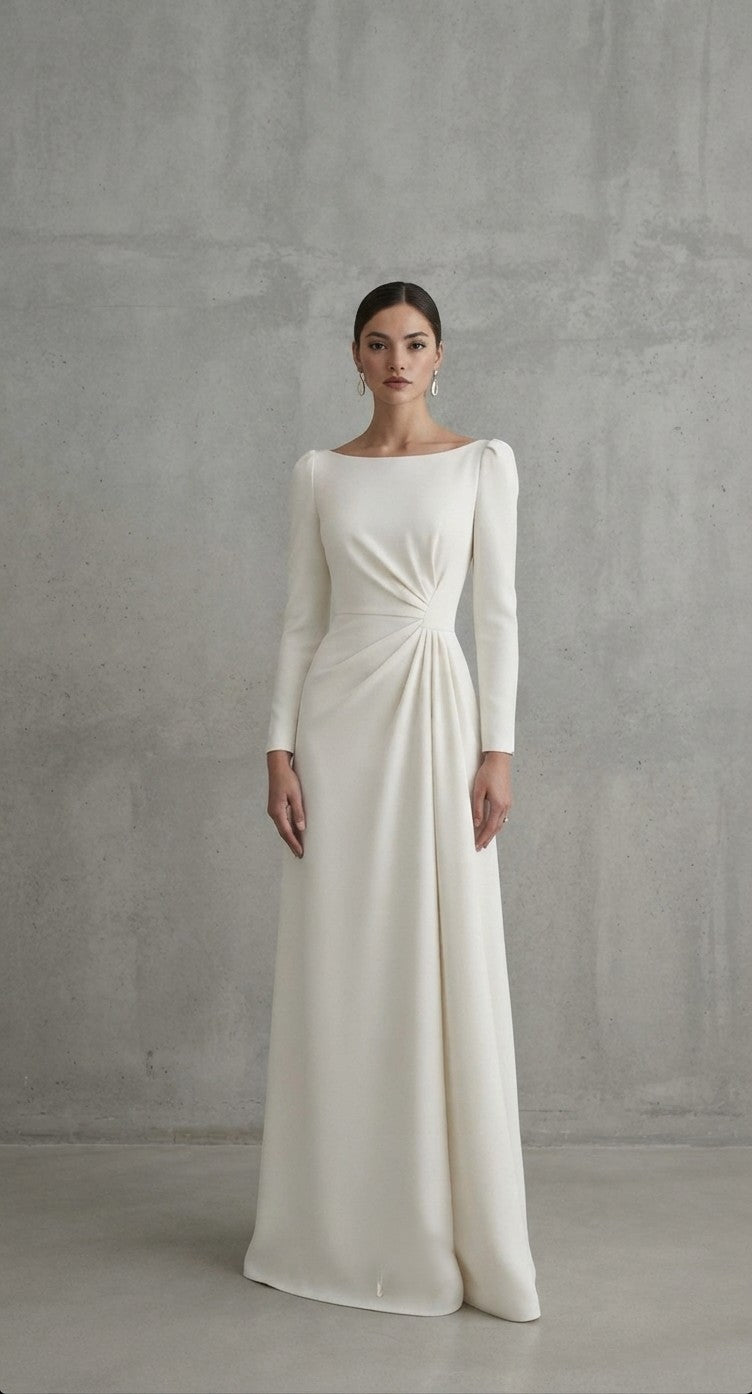 Vestido de novia de manga larga con escote barco y elegante drapeado cruzado en la cintura de la Colección Mara.