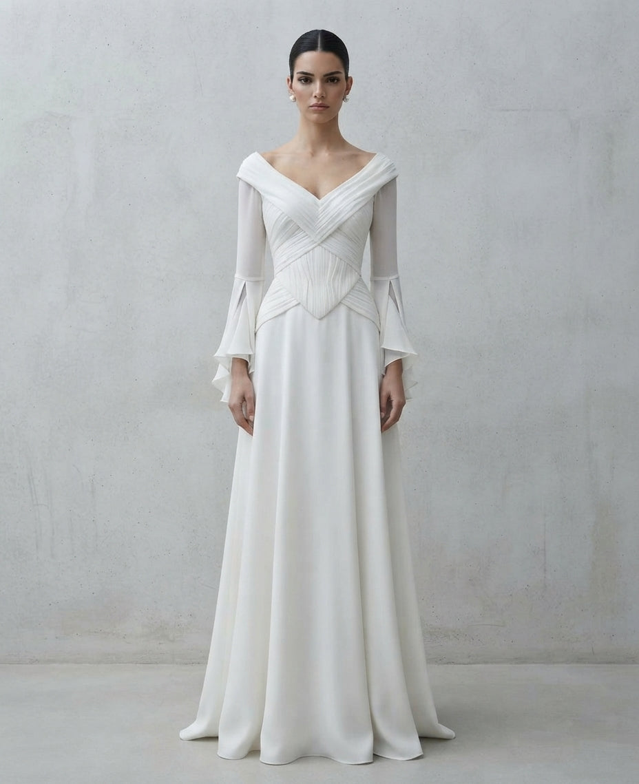 Vestido de novia de manga larga con sofisticado escote en V cruzado, cuerpo estructurado con drapeados y falda larga fluida de la Colección Mara.