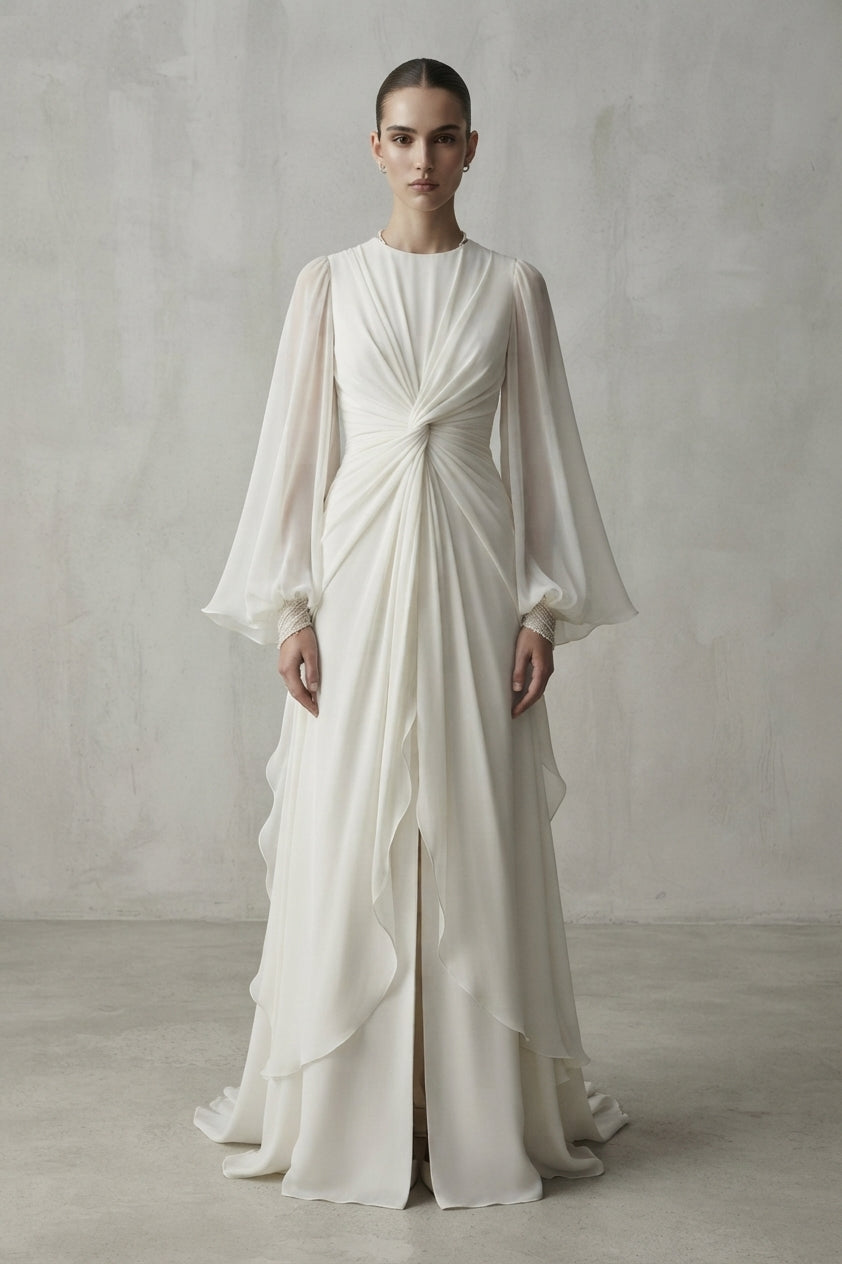 Vestido de novia de estilo bohemio de la Colección Mara, con cuello redondo, nudo drapeado en el talle y mangas abullonadas vaporosas.