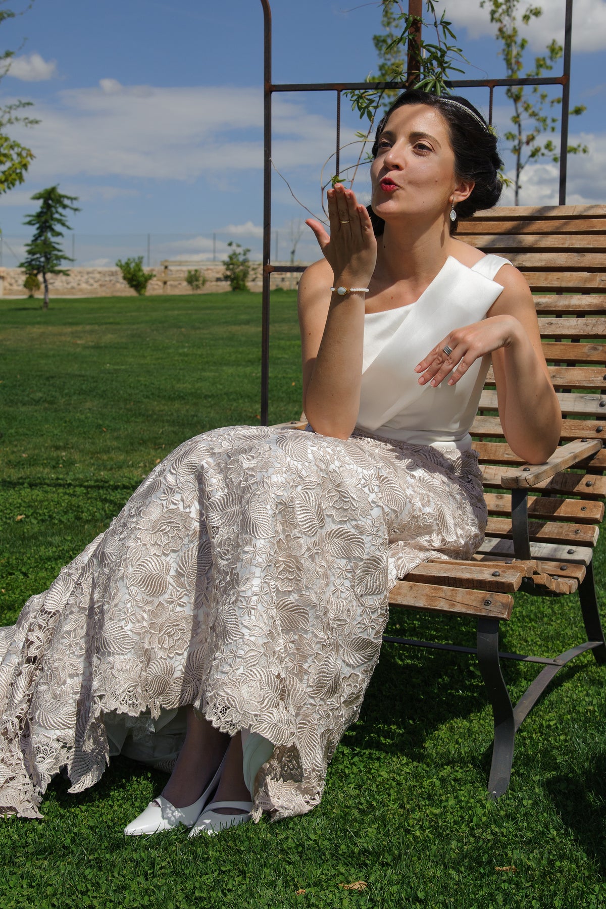 traje de novia con guipour y corte asimétrico