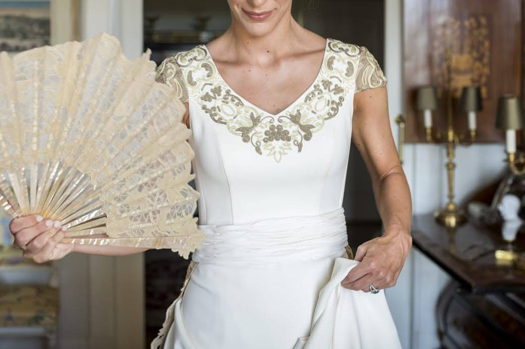 vestido de novia con bordados en hilo de seda marroquí. Un abanico antiguo y restaurado para adaptarlo con la misma tela de la cola de novia. 