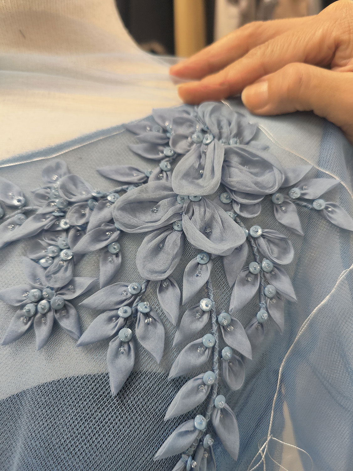 vestido de alta costura para madrinas con apliques artesanales cosidas a mano. 