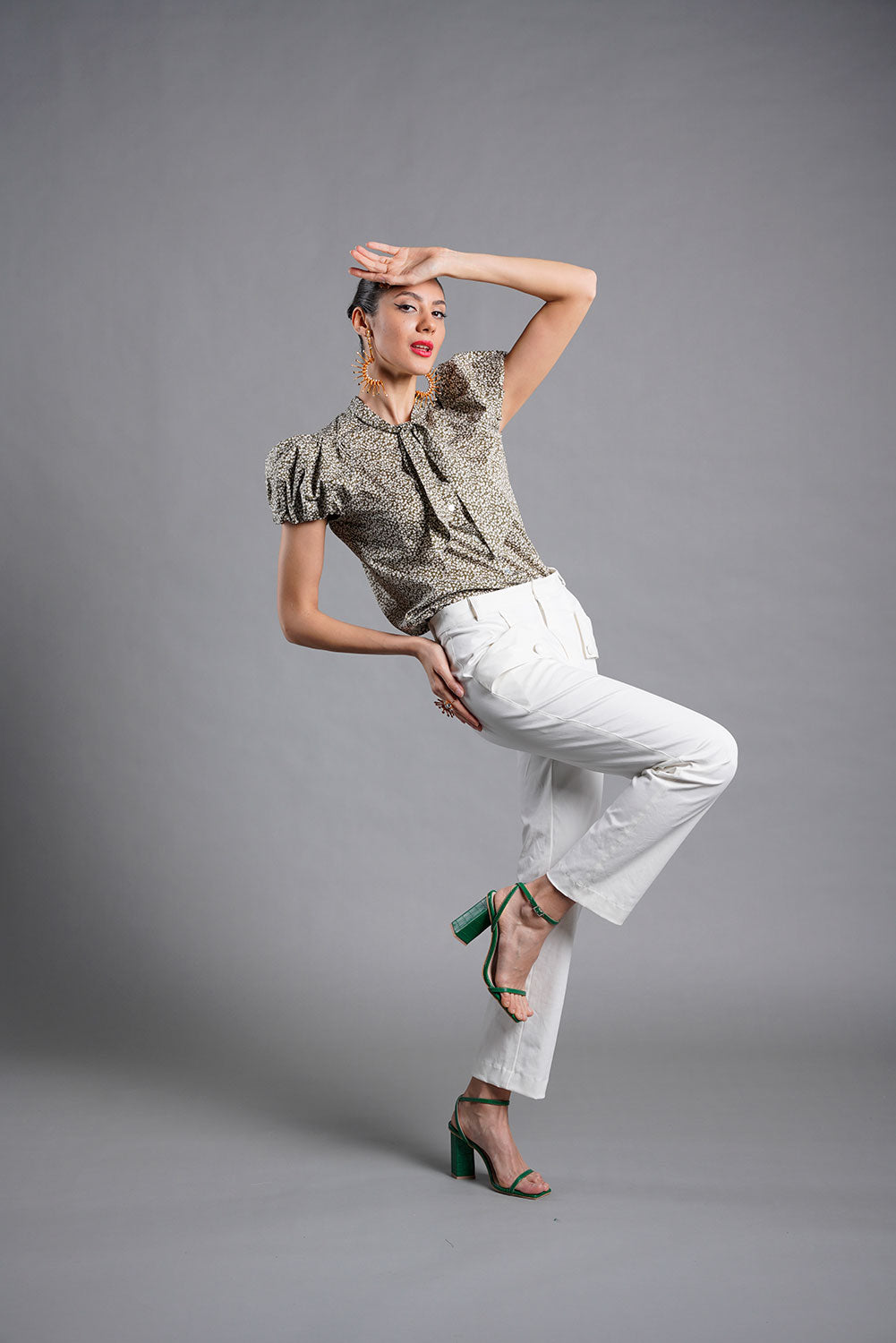 blusa lazo algodón posado con pantalón vaquero blanco.  Colección medici queen de masum karimi