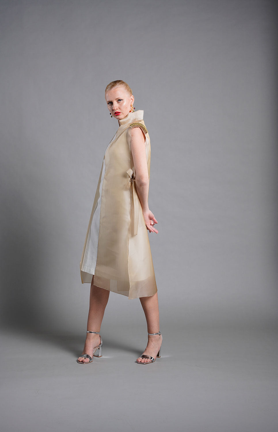 modelo luciendo la capa de organza de seda beige. Colección medici queen de masum karimi