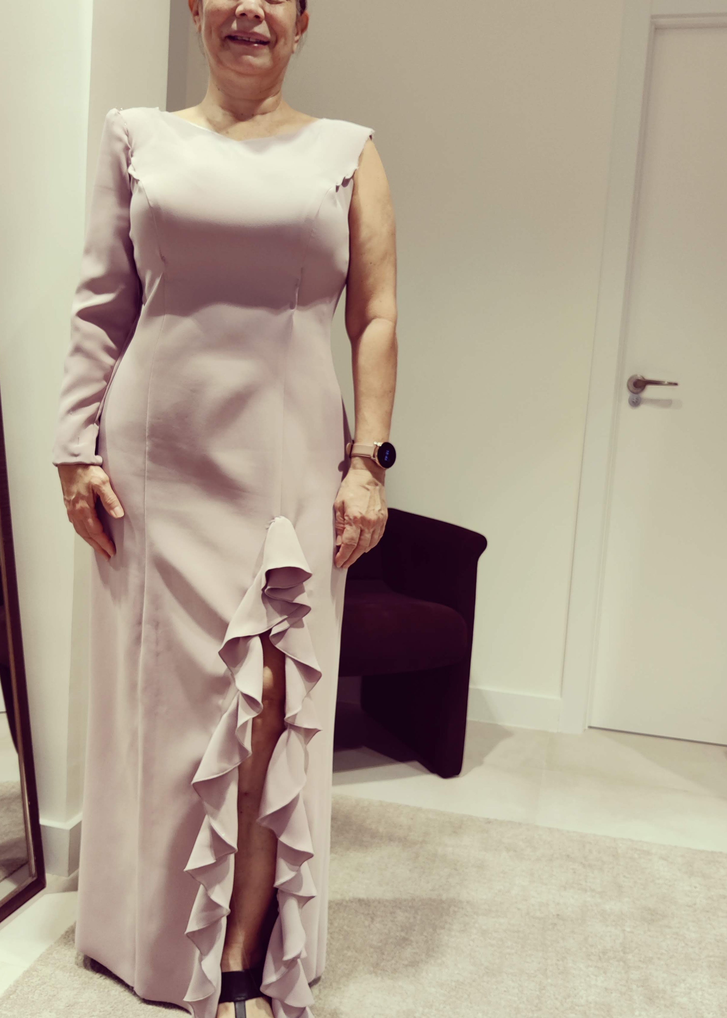 Clienta posando con vestido a medida de masum karimi