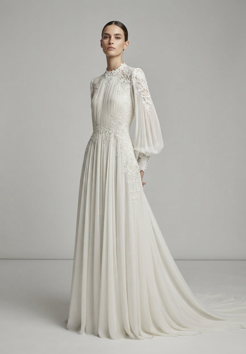 Vestido de novia de manga larga con transparencias, cuello alto de encaje y falda larga fluida de la Colección Alma - Boda Civil.