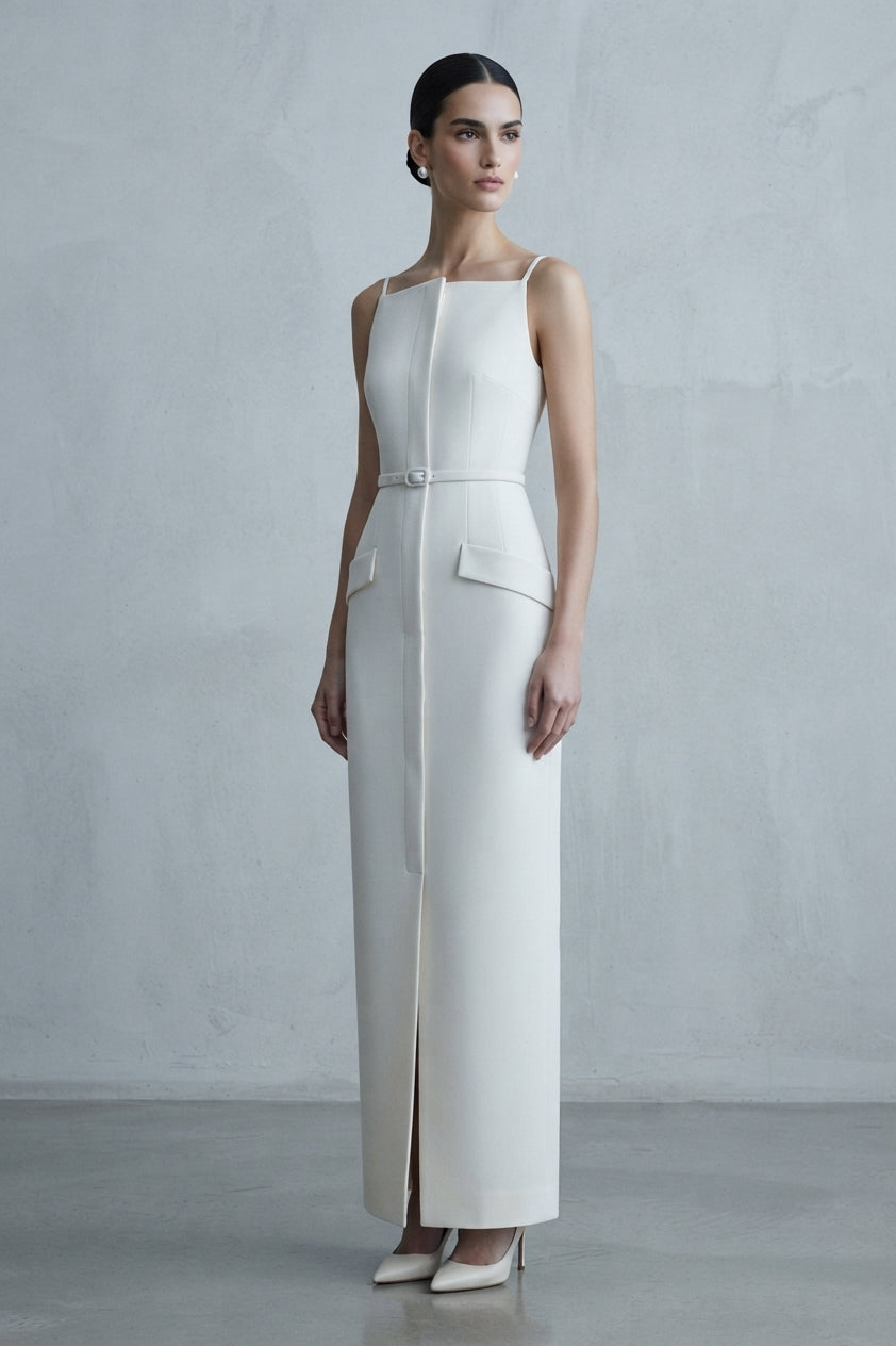 Vestido de novia largo y recto de tirantes con escote cuadrado, detalle de solapas simuladas y cinturón a juego de la Colección Alma - Boda Civil.