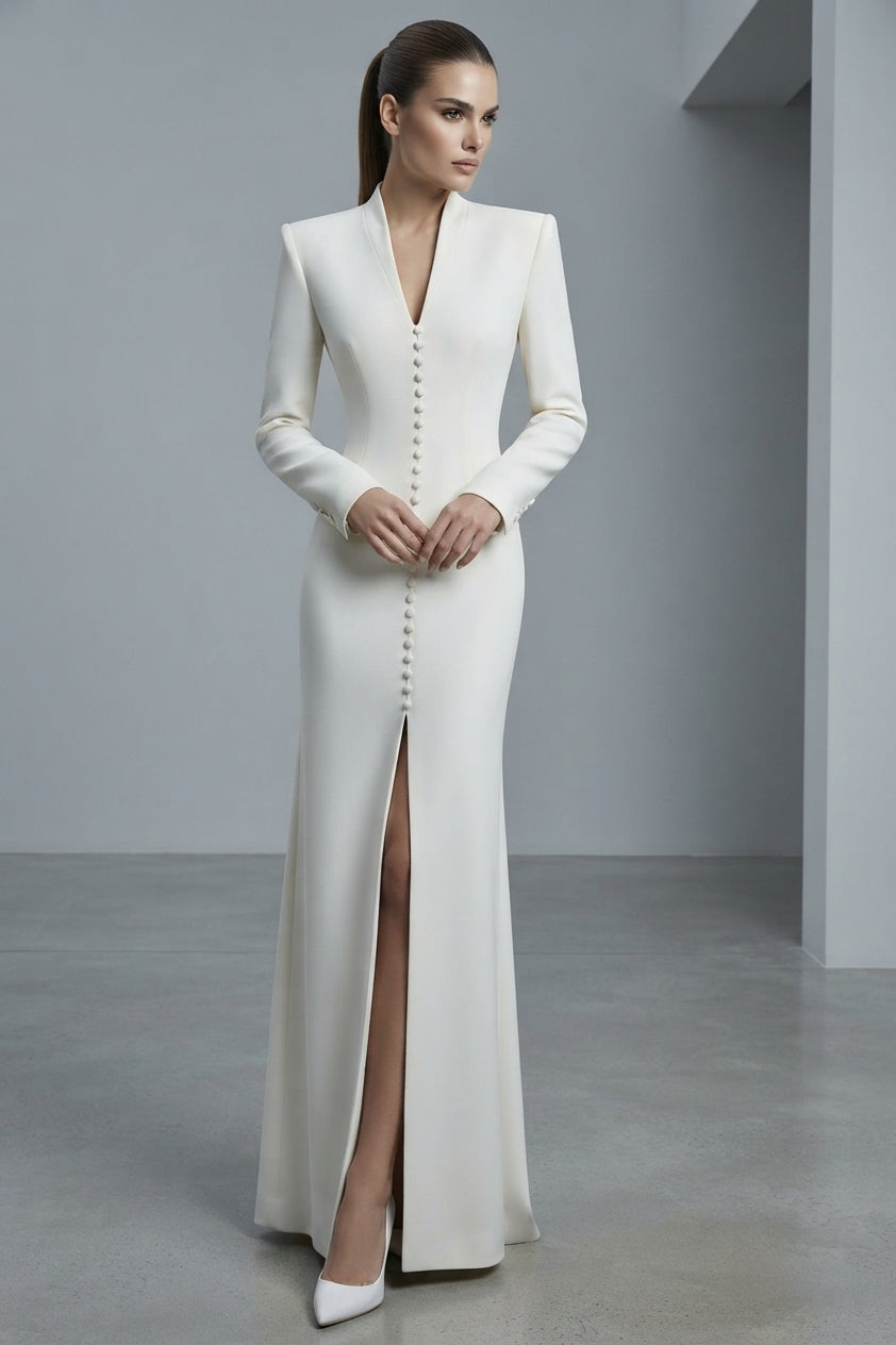 Vestido largo de novia de manga larga con cuello alto abierto, hilera de botones frontales y abertura central en la falda de la Colección Alma - Boda Civil.