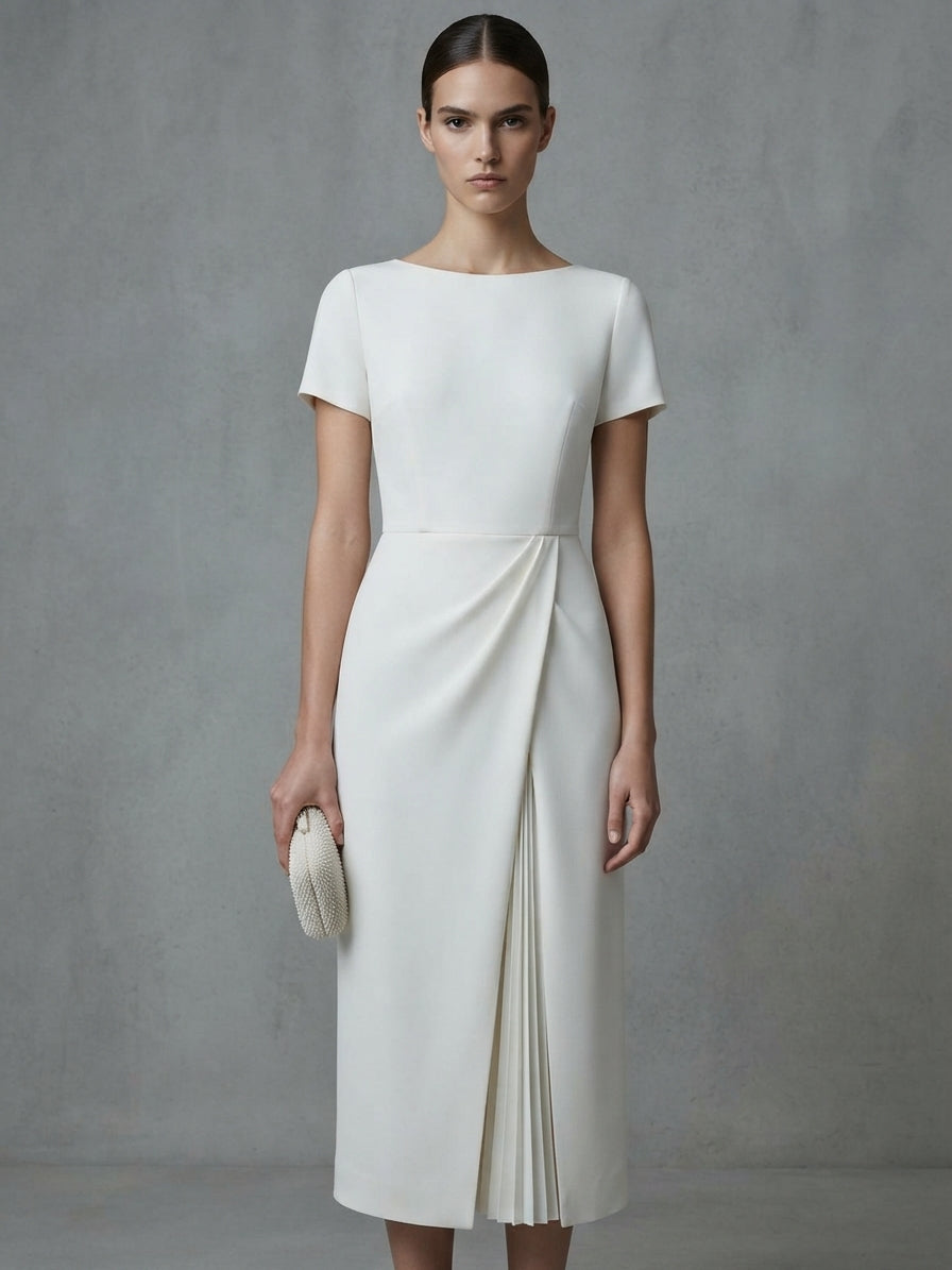 Vestido midi de novia de manga corta con escote barco y falda recta con detalle drapeado lateral y pliegues de la Colección Alma - Boda Civil.