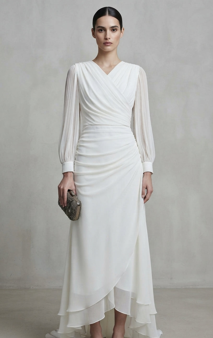 Vestido de novia de manga larga plisada transparente con cuerpo cruzado y falda fluida asimétrica de la Colección Alma - Boda Civil.