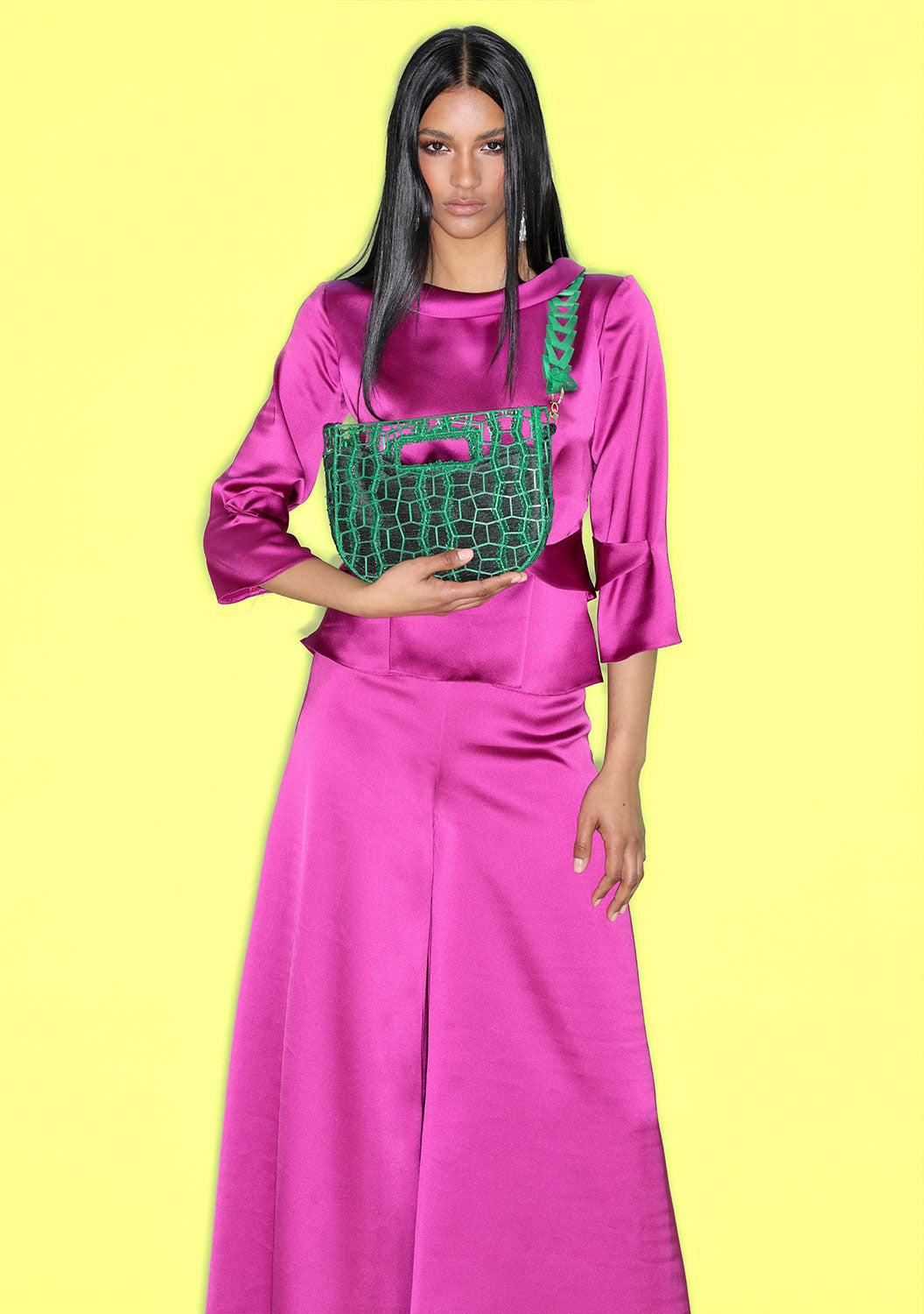 modelo luciendo el conjunto blusa y pantalón de raso morado de masum karimi.