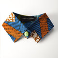 Cuello camisero azul con botón 3D - Masum Karimi