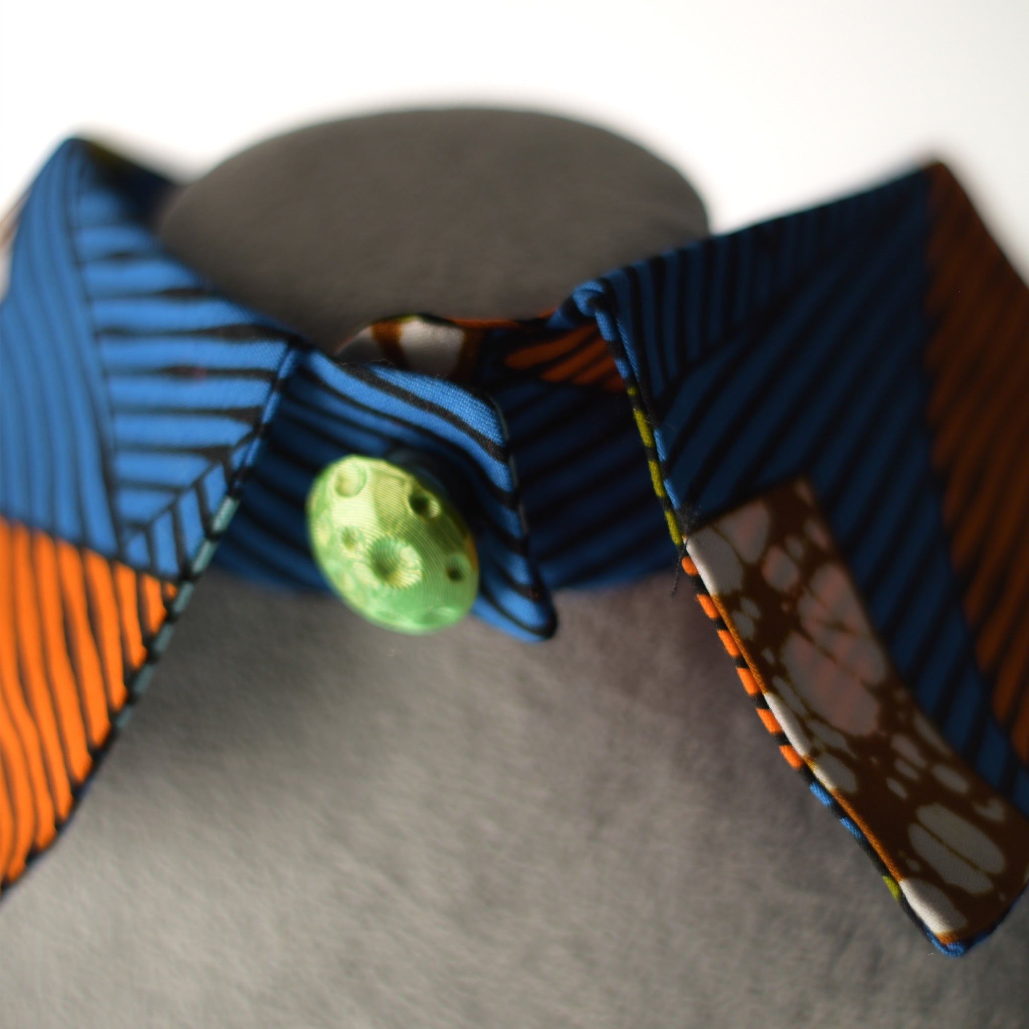 Cuello camisero azul con botón 3D - Masum Karimi