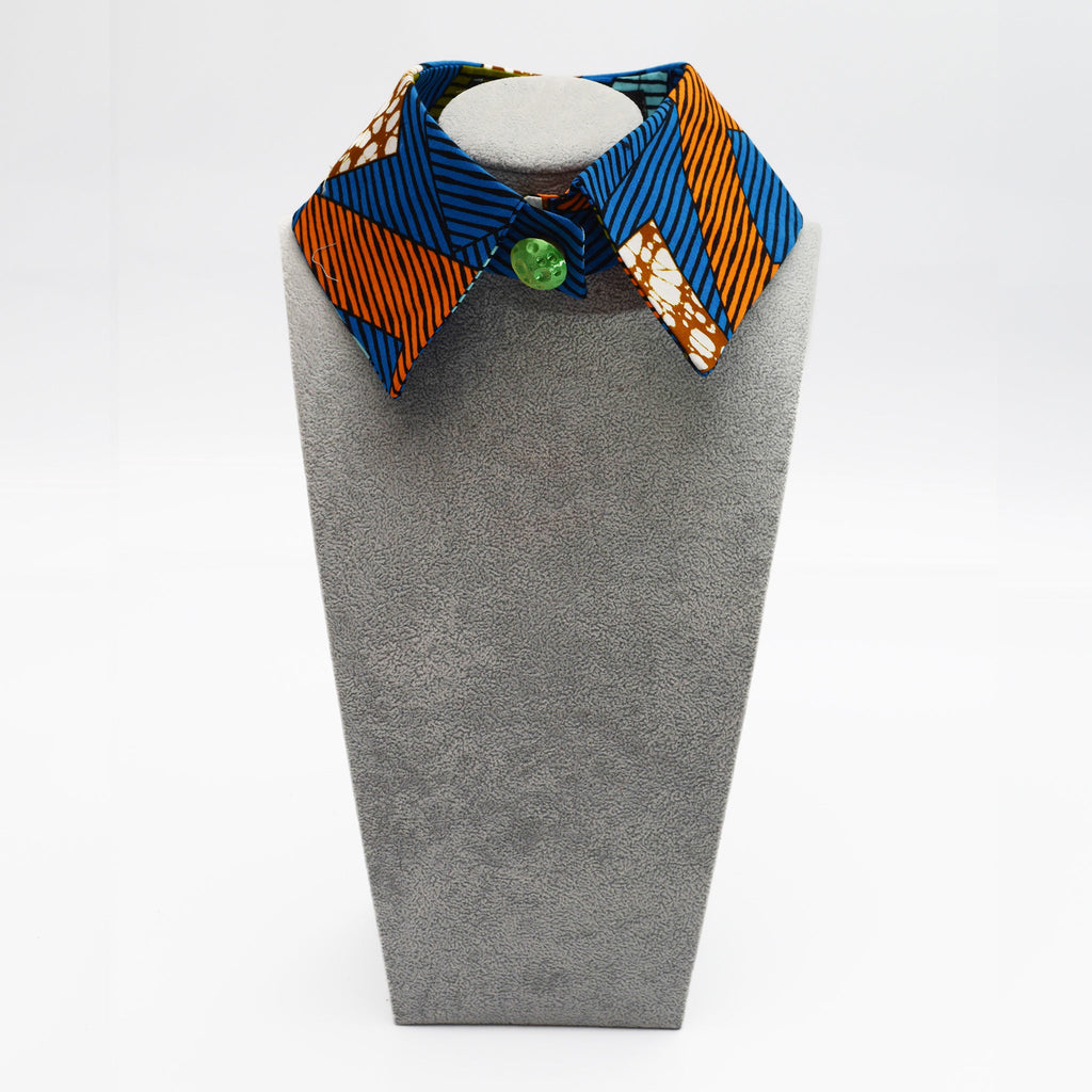 Cuello camisero azul con botón 3D - Masum Karimi