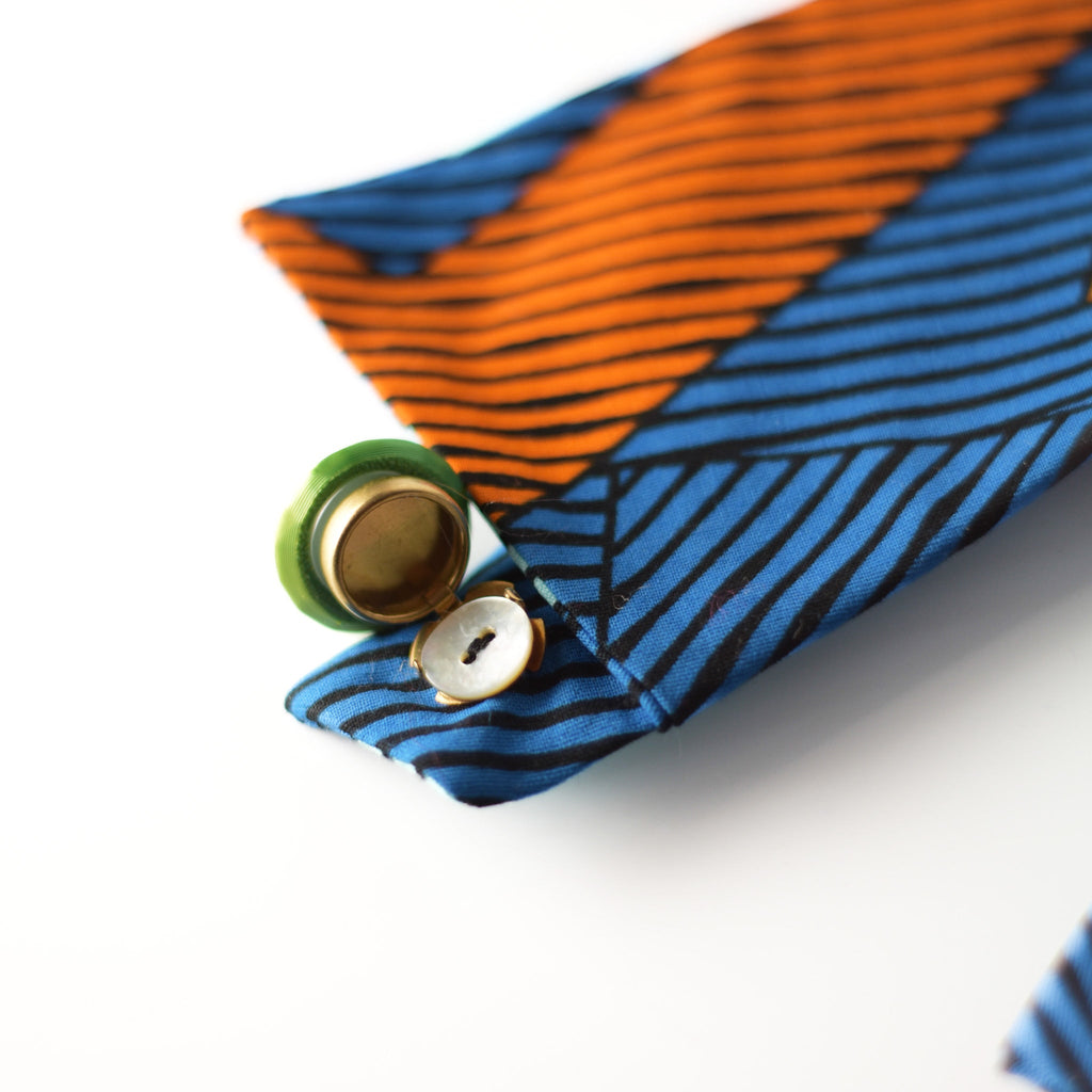 Cuello camisero azul con botón 3D - Masum Karimi