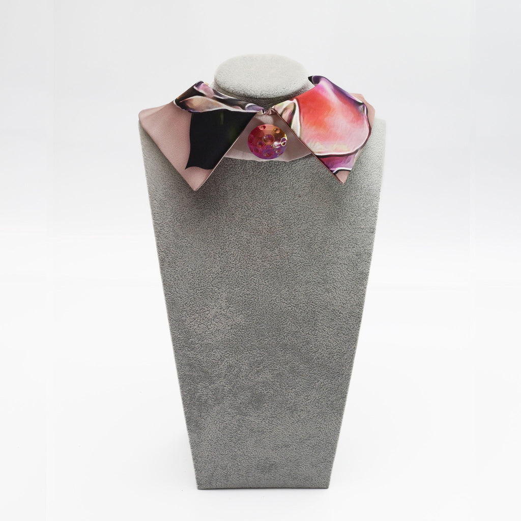 Cuello camisero de raso estampado floral con botón 3D - Masum Karimi