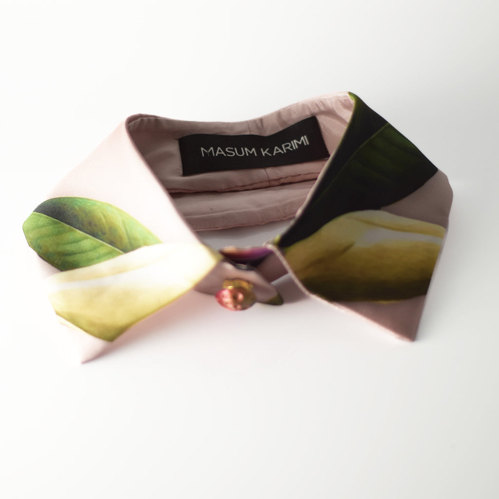Cuello camisero de raso estampado floral con botón 3D - Masum Karimi