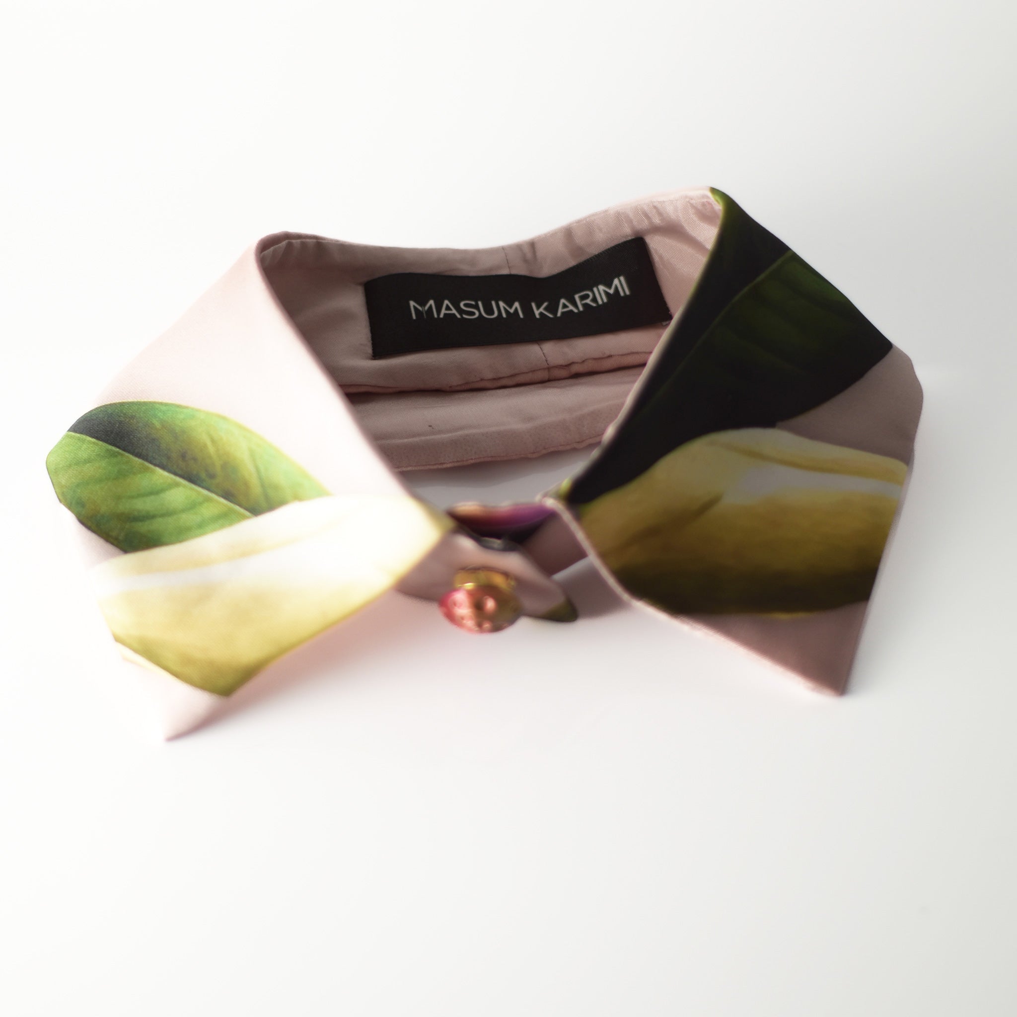 Cuello camisero de raso estampado floral con botón 3D - Masum Karimi