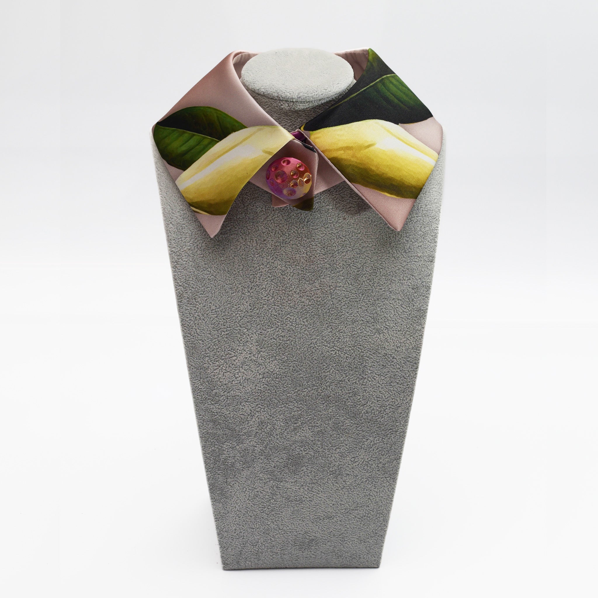 Cuello camisero de raso estampado floral con botón 3D - Masum Karimi