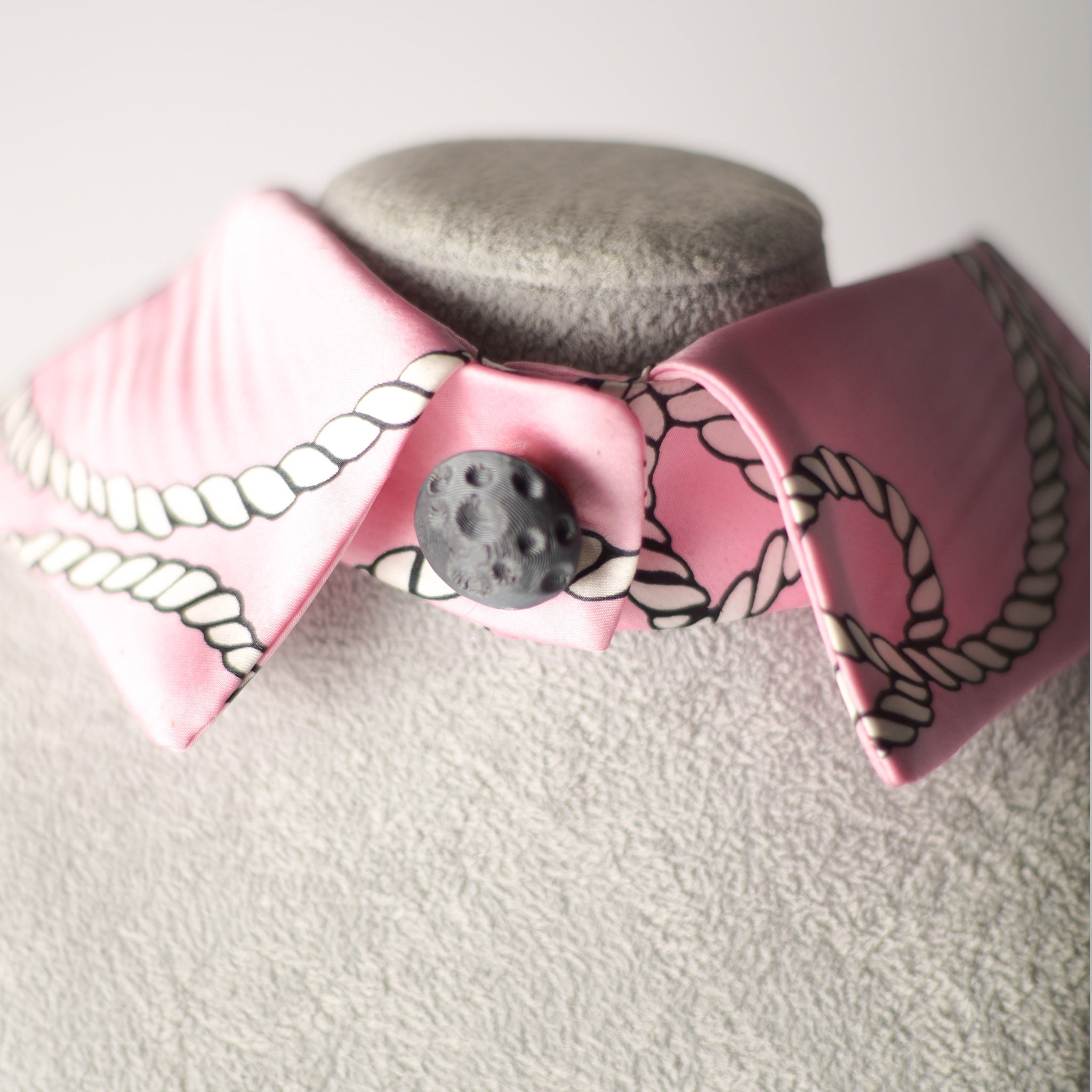 Cuello camisero de raso rosa - Masum Karimi