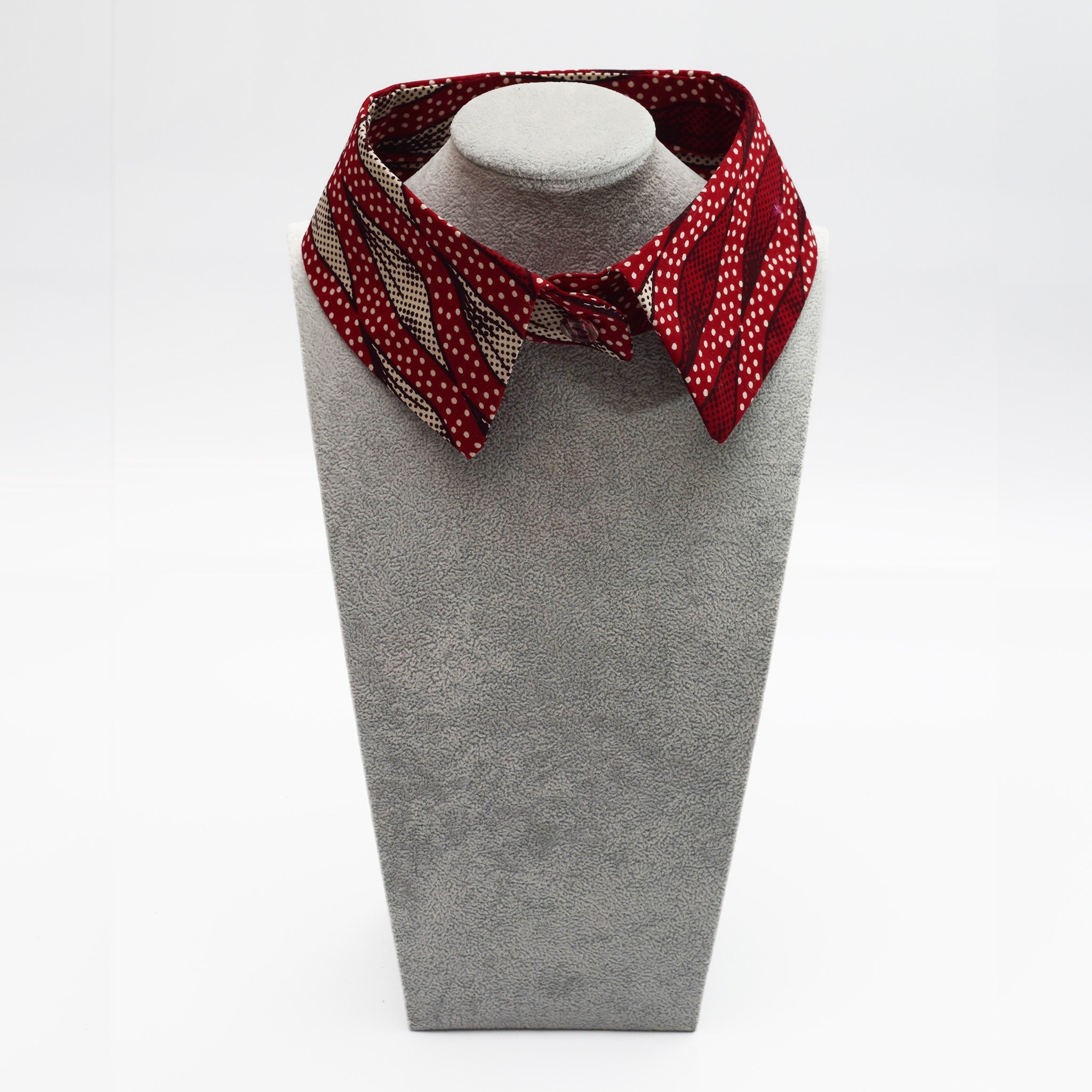 Cuello camisero hojas rojas y blancas - Masum Karimi