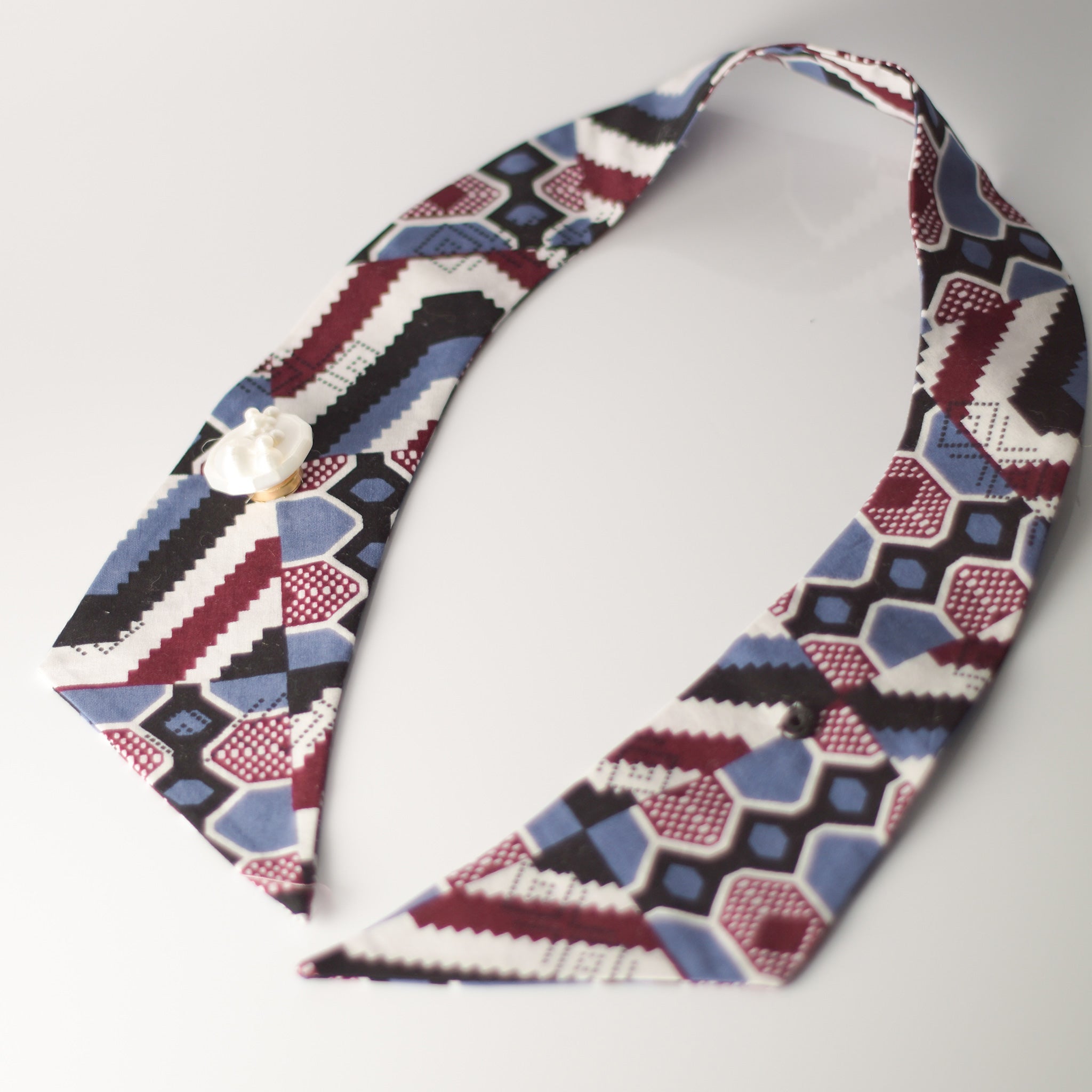 CUELLO CRUZADO GEOMÉTRICO - Masum Karimi