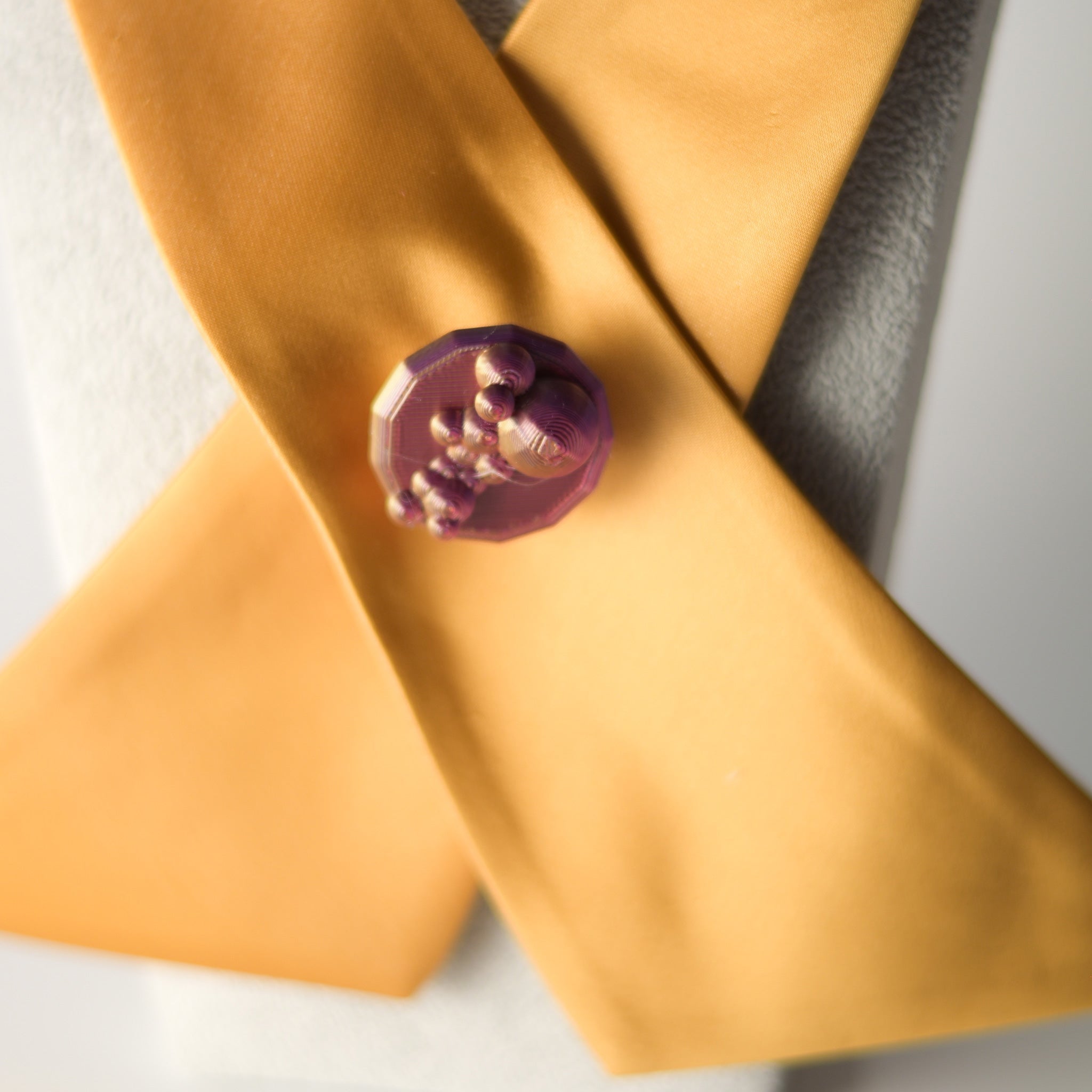 CUELLO CRUZADO RASO DORADO MOSTAZA - Masum Karimi
