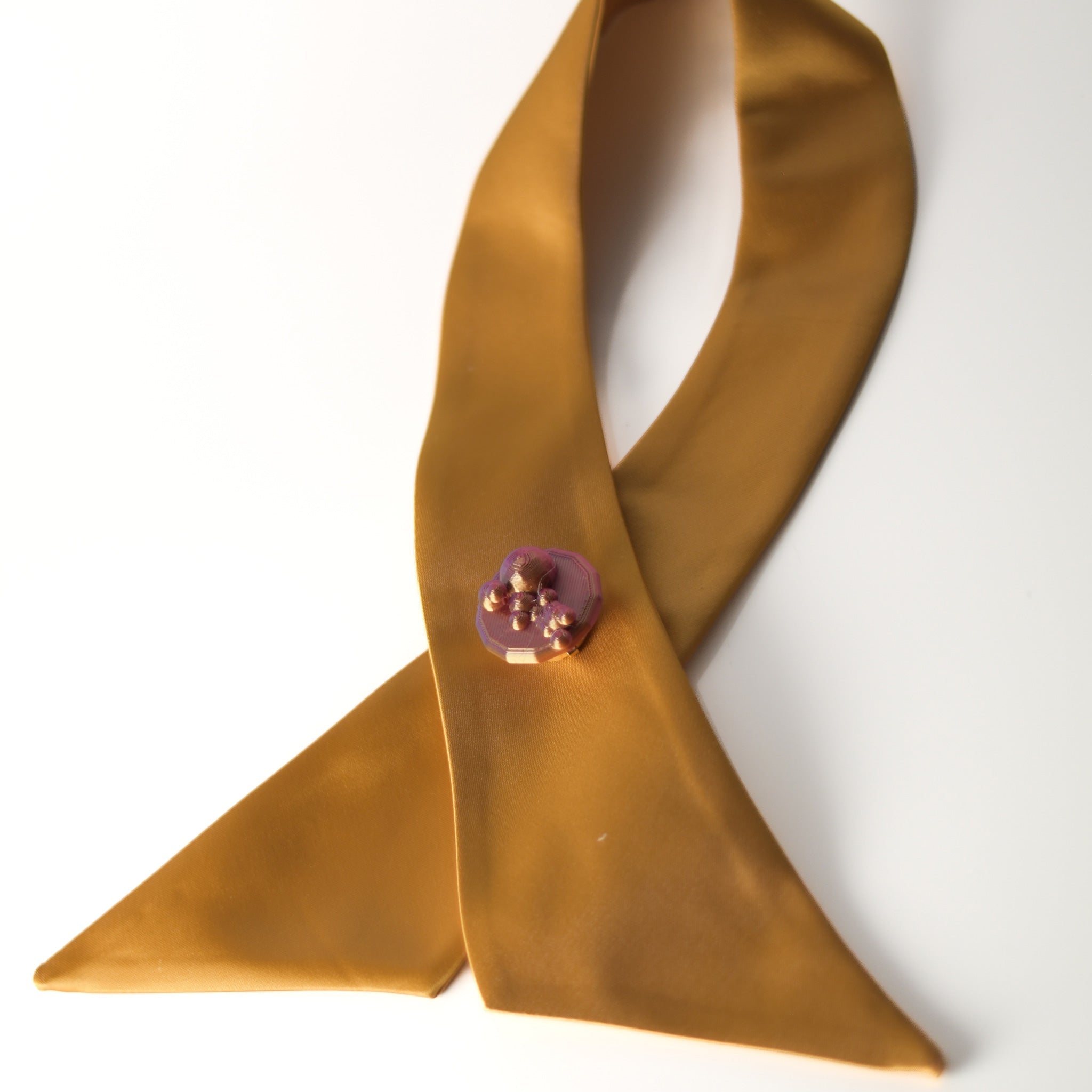 CUELLO CRUZADO RASO DORADO MOSTAZA - Masum Karimi