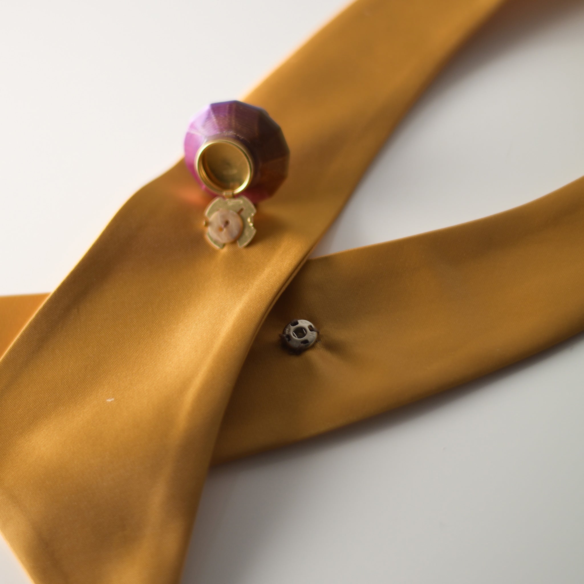 CUELLO CRUZADO RASO DORADO MOSTAZA - Masum Karimi