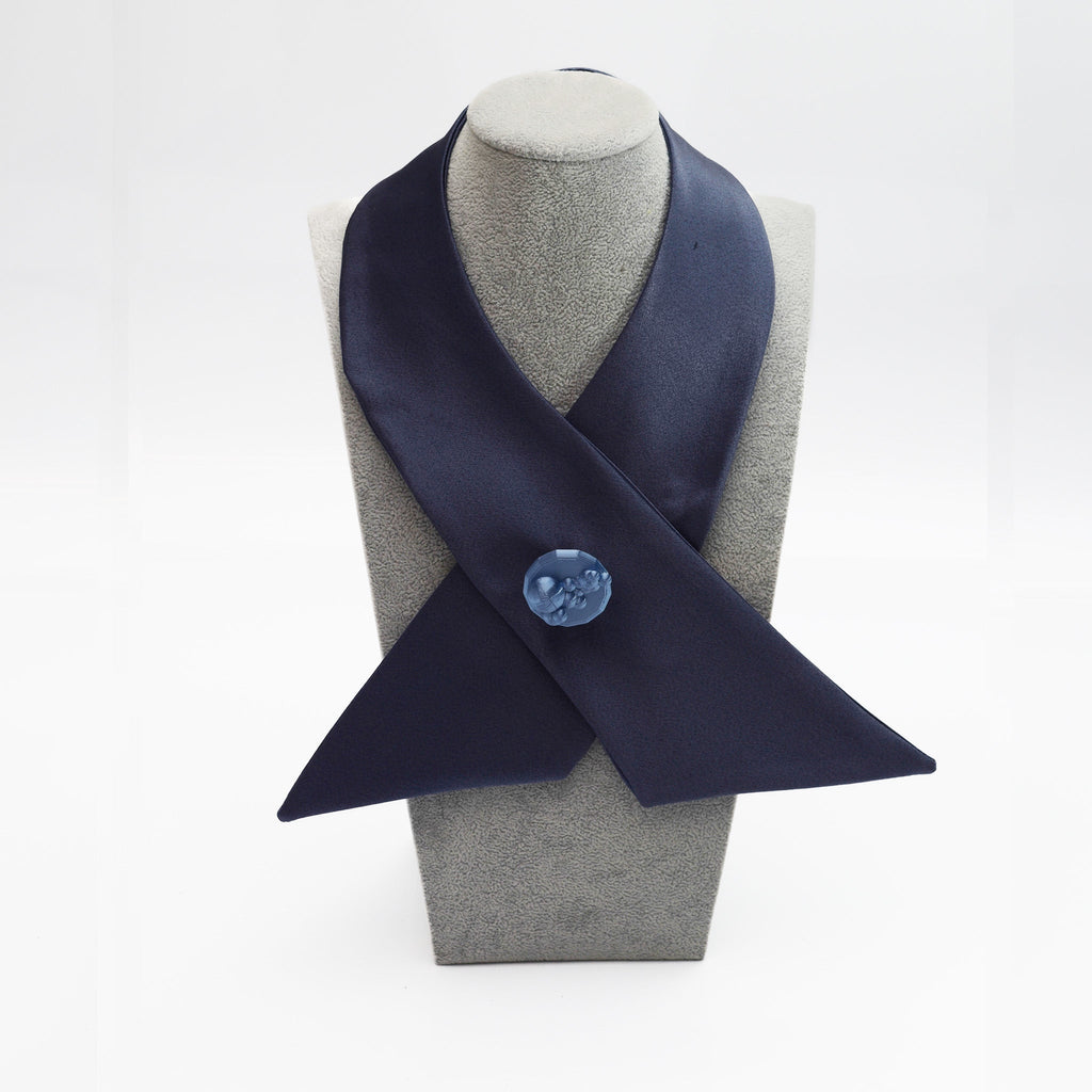 CUELLO CRUZADO RASO GRIS AZULADO - Masum Karimi