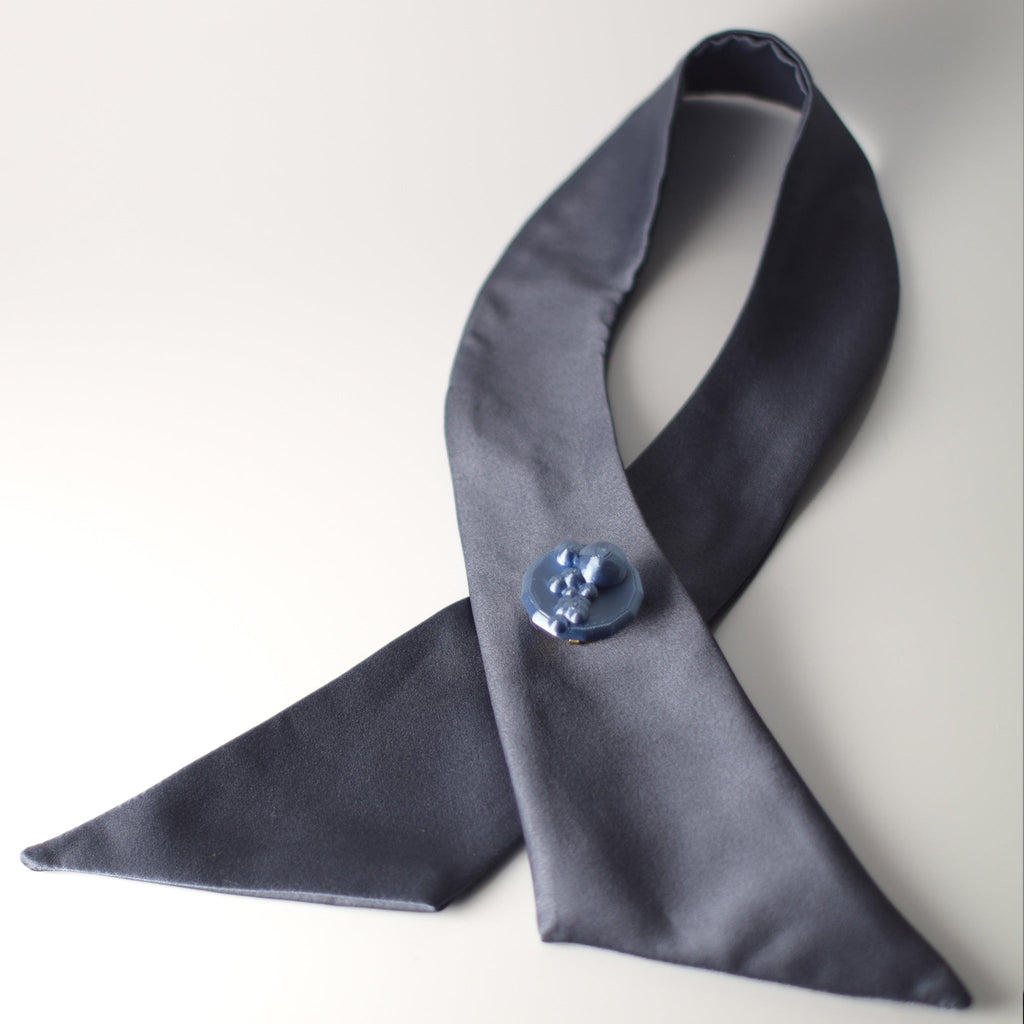 CUELLO CRUZADO RASO GRIS AZULADO - Masum Karimi