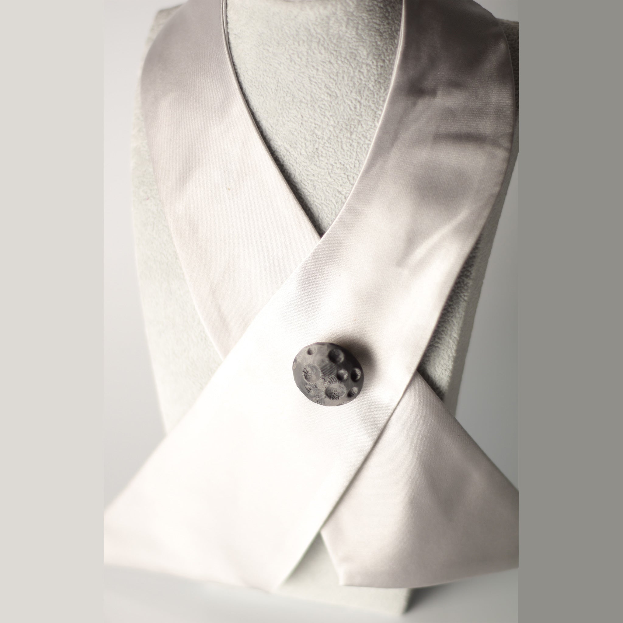 CUELLO CRUZADO RASO GRIS PERLA - Masum Karimi