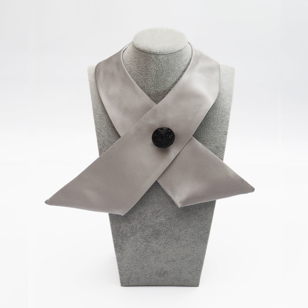 CUELLO CRUZADO RASO GRIS PERLA - Masum Karimi