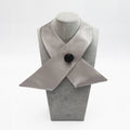 CUELLO CRUZADO RASO GRIS PERLA - Masum Karimi