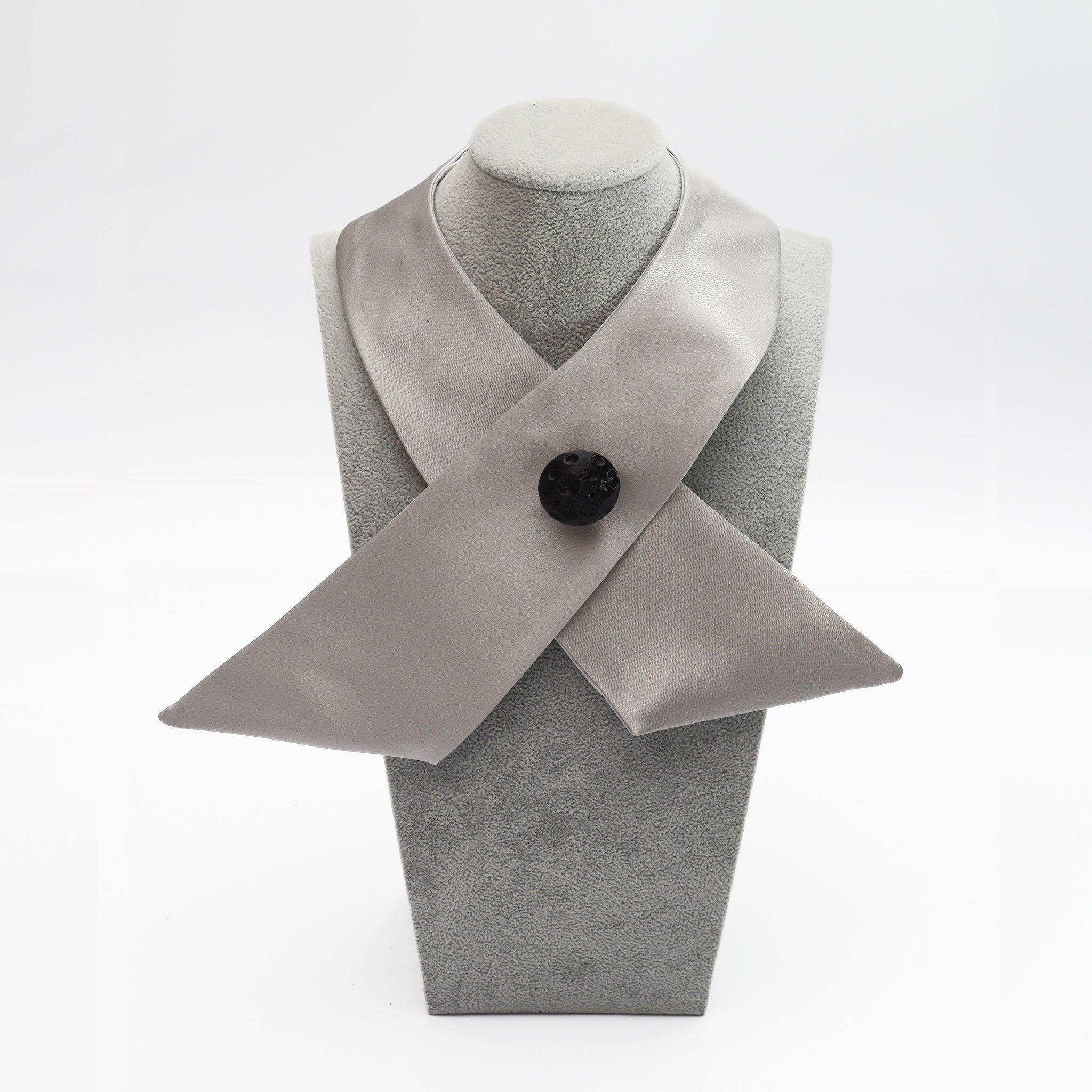 CUELLO CRUZADO RASO GRIS PERLA - Masum Karimi