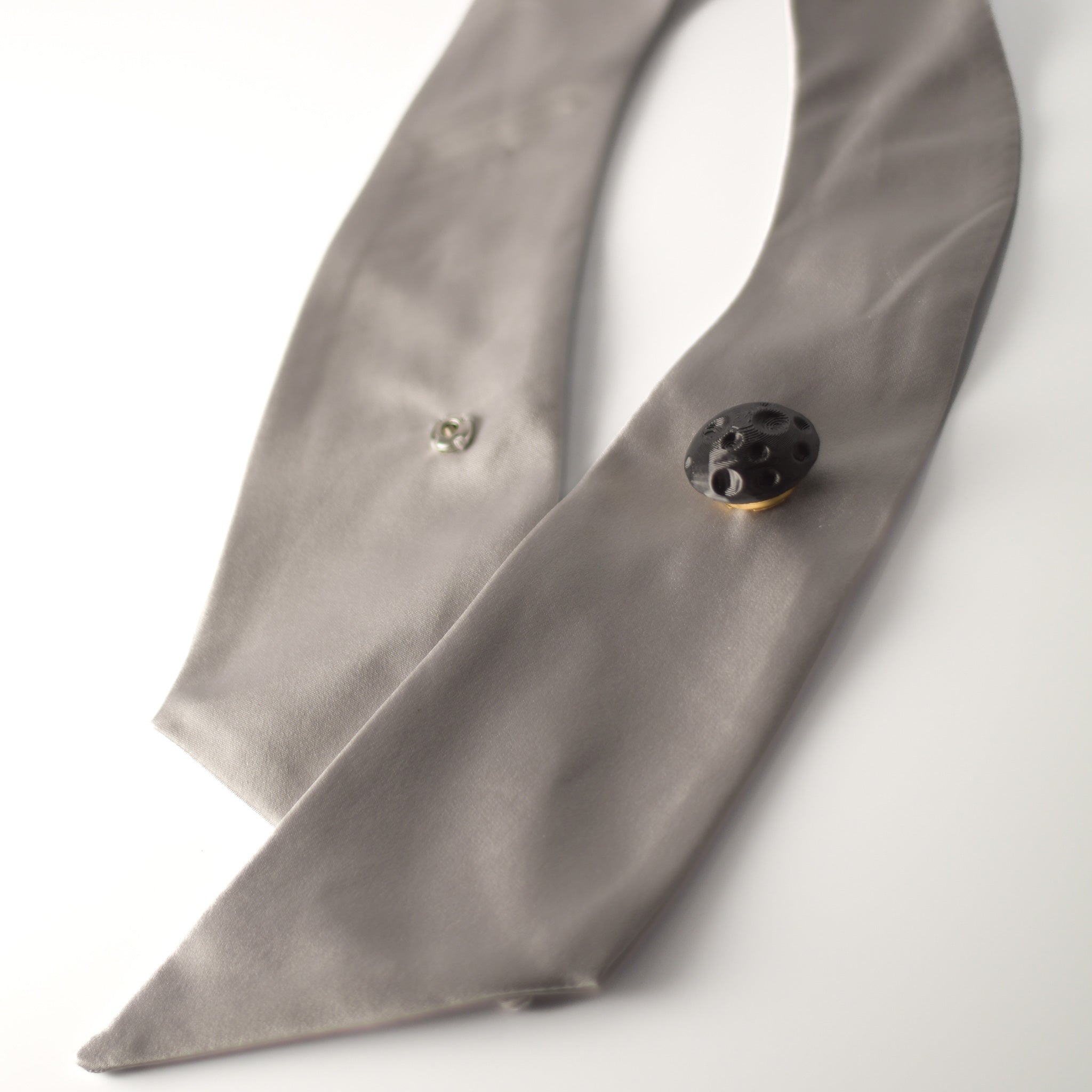 CUELLO CRUZADO RASO GRIS PERLA - Masum Karimi