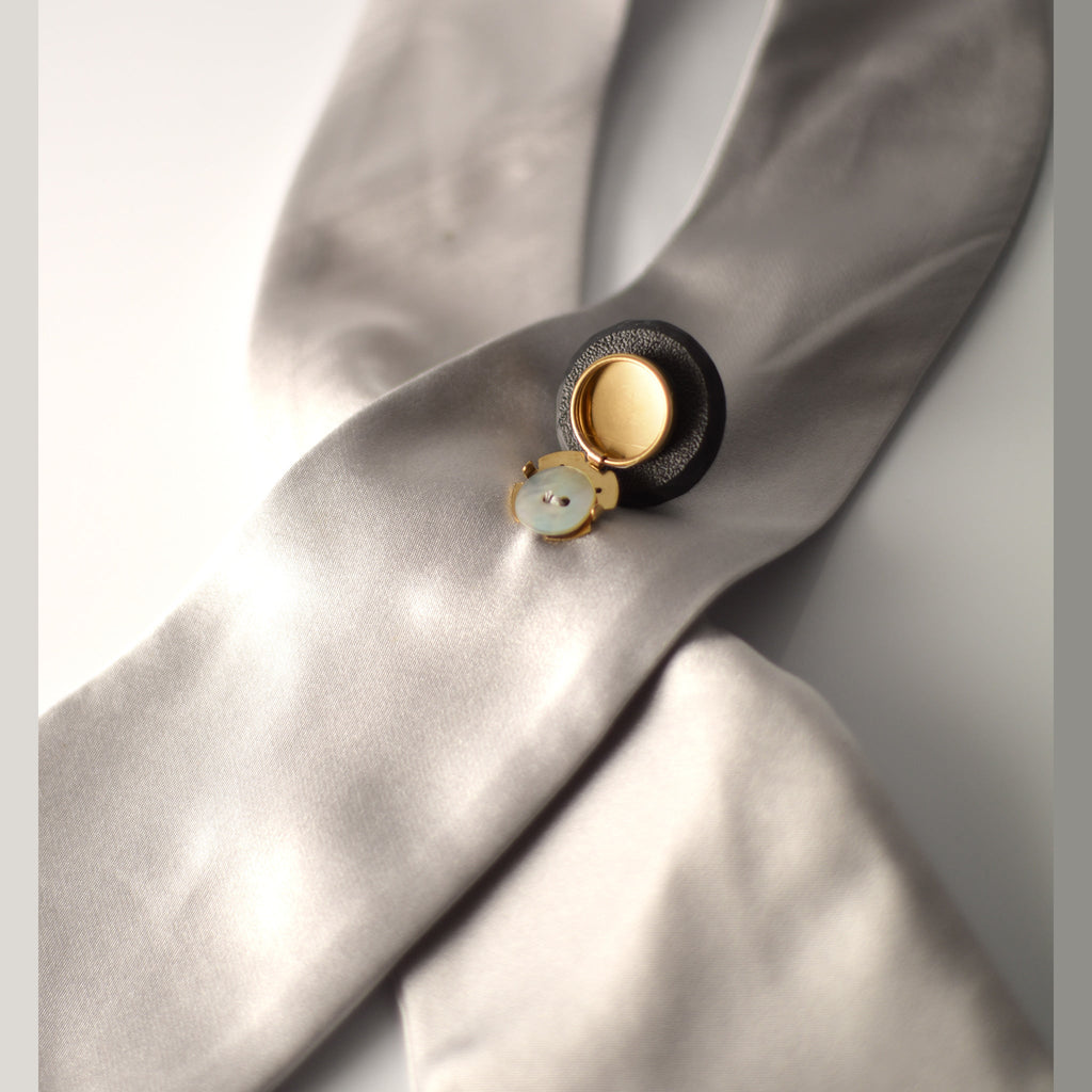 CUELLO CRUZADO RASO GRIS PERLA - Masum Karimi