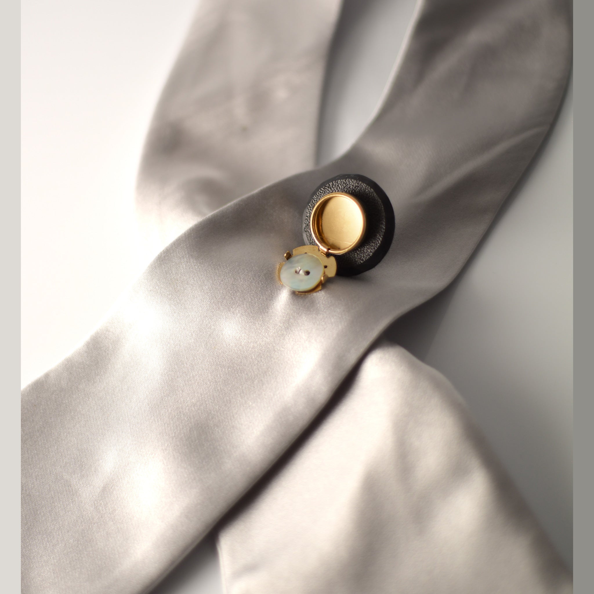 CUELLO CRUZADO RASO GRIS PERLA - Masum Karimi