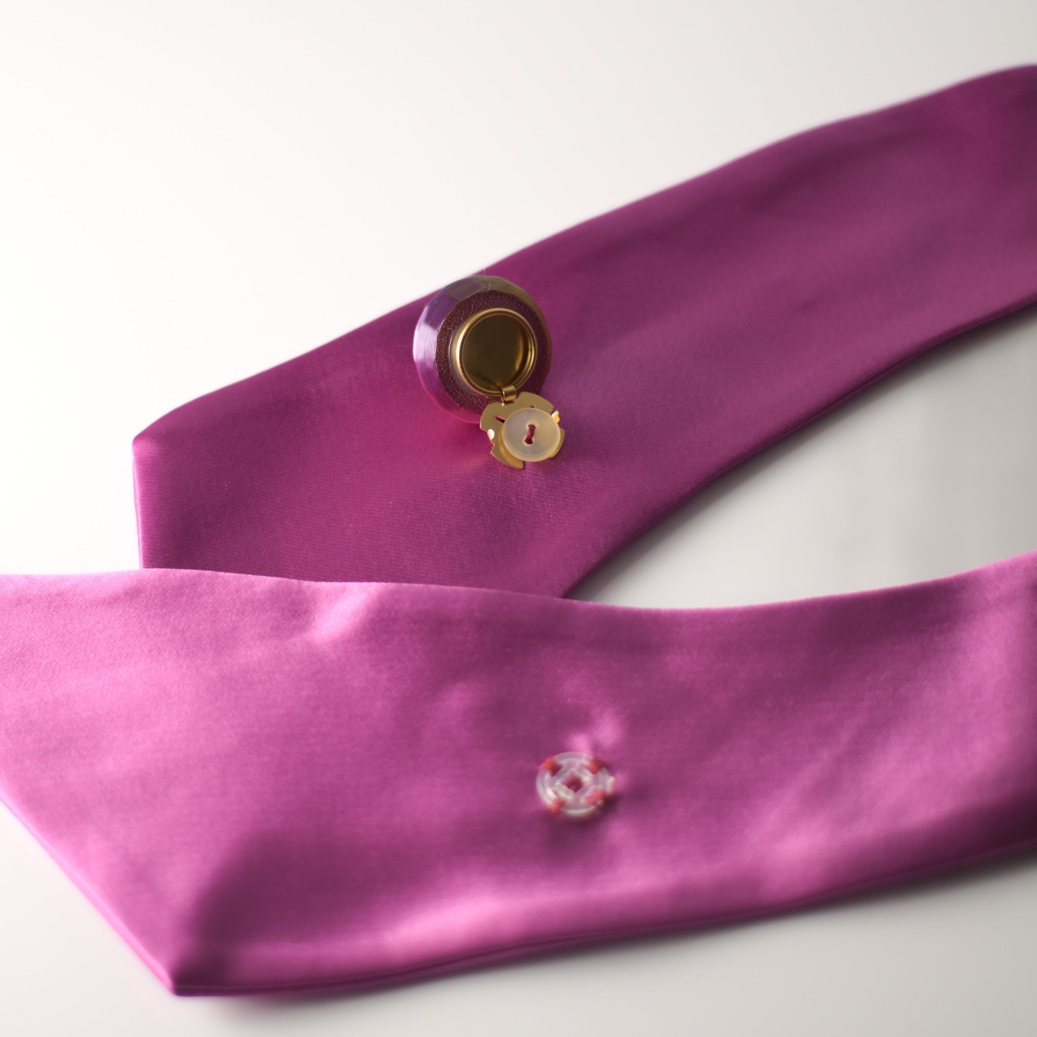 CUELLO CRUZADO RASO MORADO BUGANVILLA - Masum Karimi