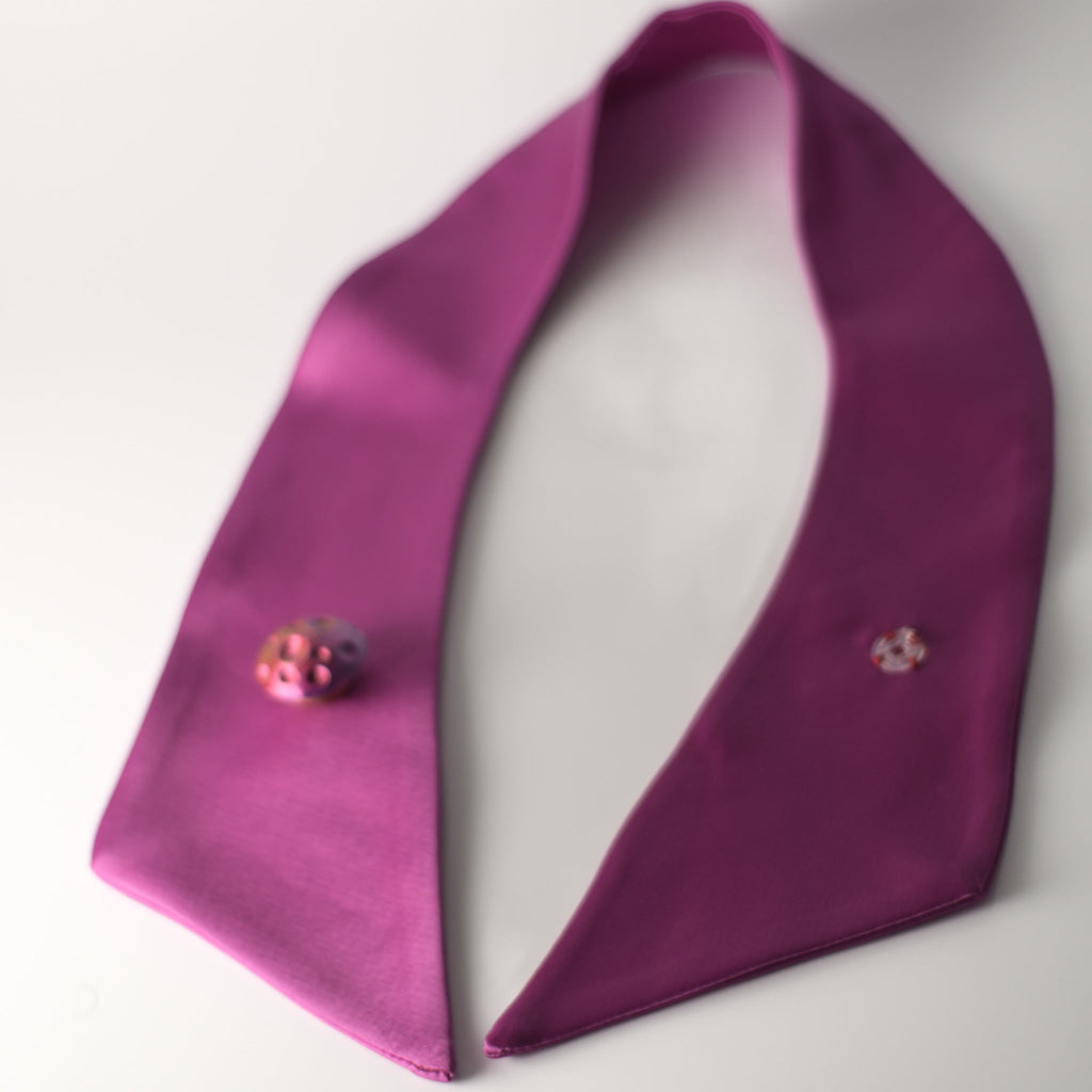 CUELLO CRUZADO RASO MORADO BUGANVILLA - Masum Karimi