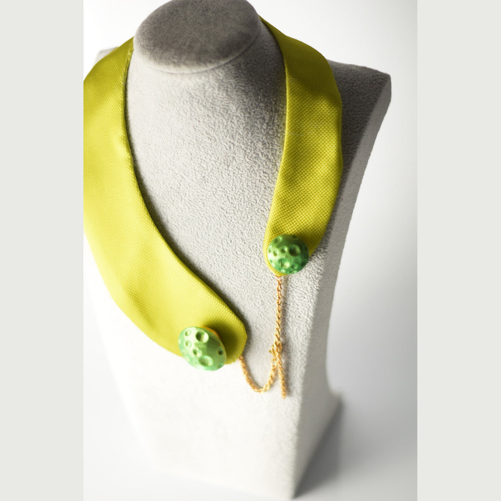 Cuello joya de piqué verde pistacho con botón 3D - Masum Karimi