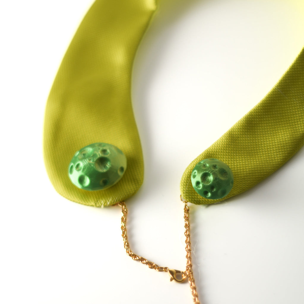 Cuello joya de piqué verde pistacho con botón 3D - Masum Karimi