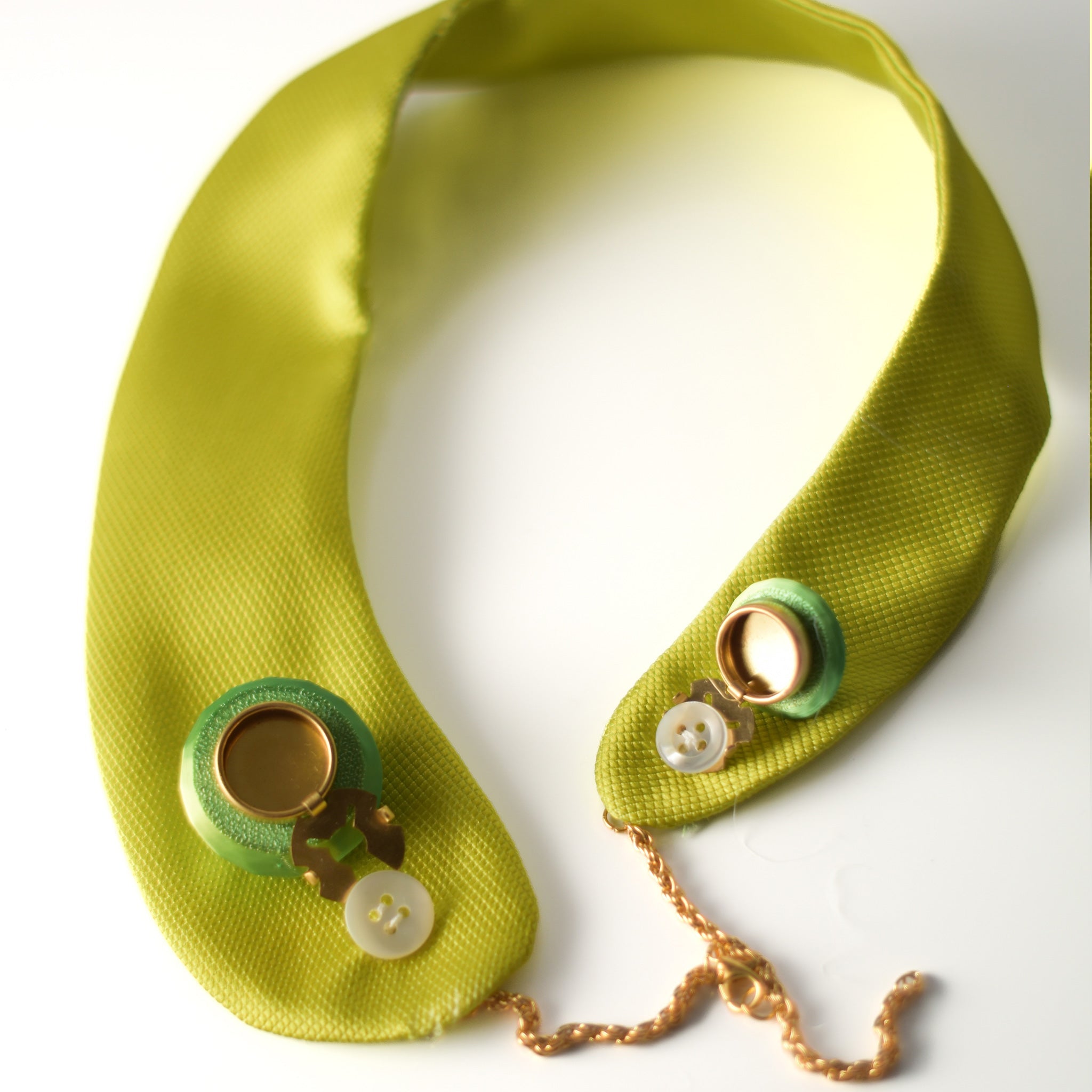Cuello joya de piqué verde pistacho con botón 3D - Masum Karimi