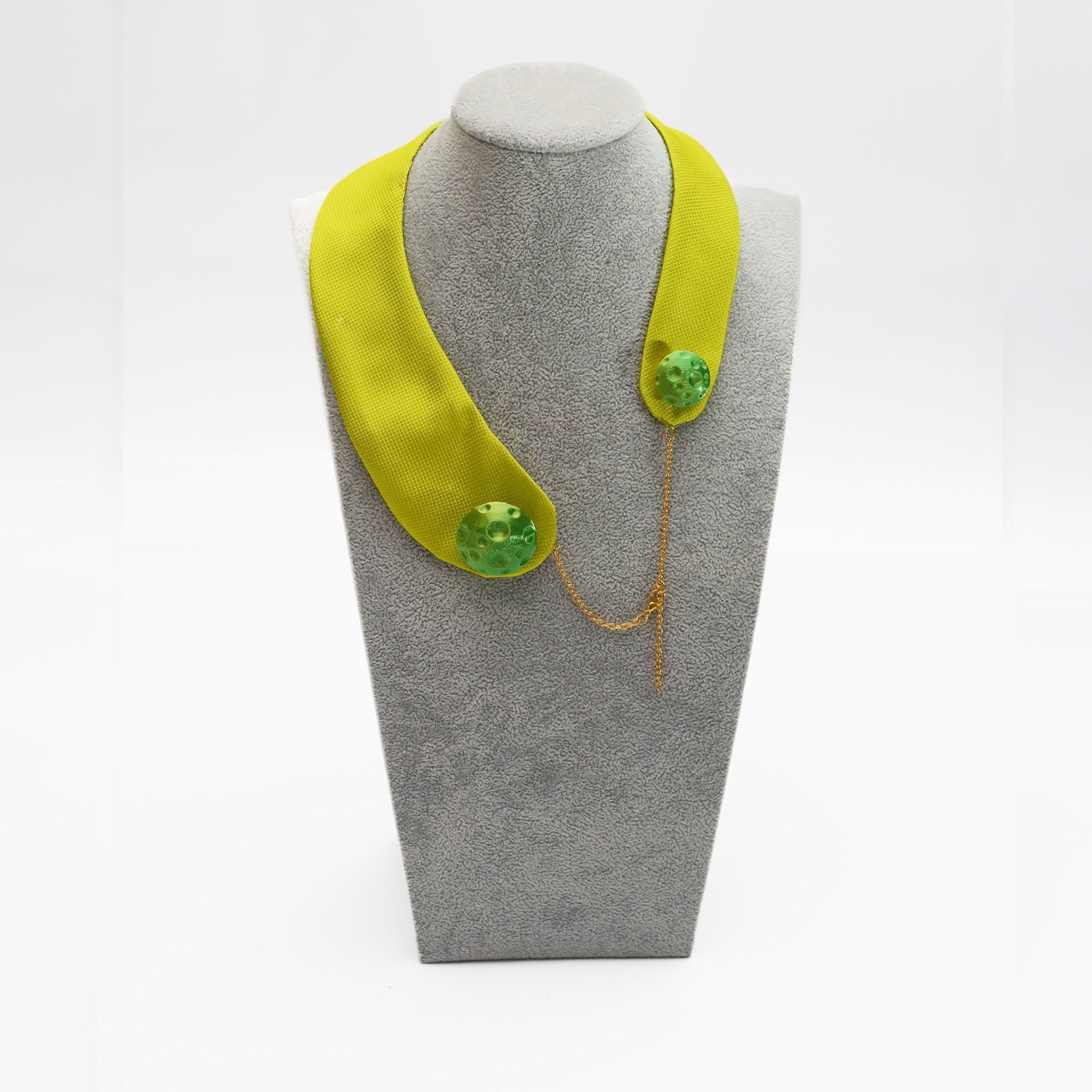Cuello joya de piqué verde pistacho con botón 3D - Masum Karimi
