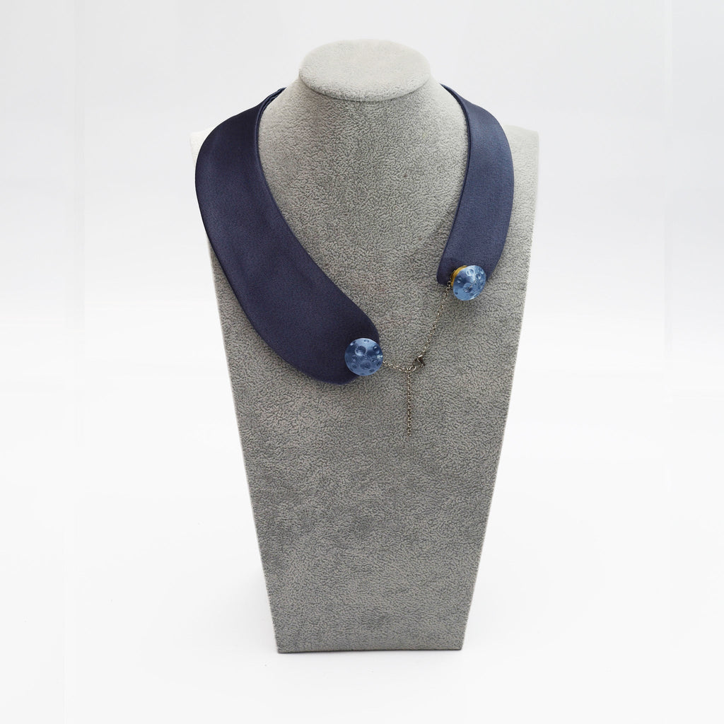Cuello joya de raso azul grisáceo con botón 3D extraíble - Masum Karimi