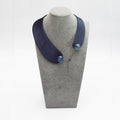 Cuello joya de raso azul grisáceo con botón 3D extraíble - Masum Karimi