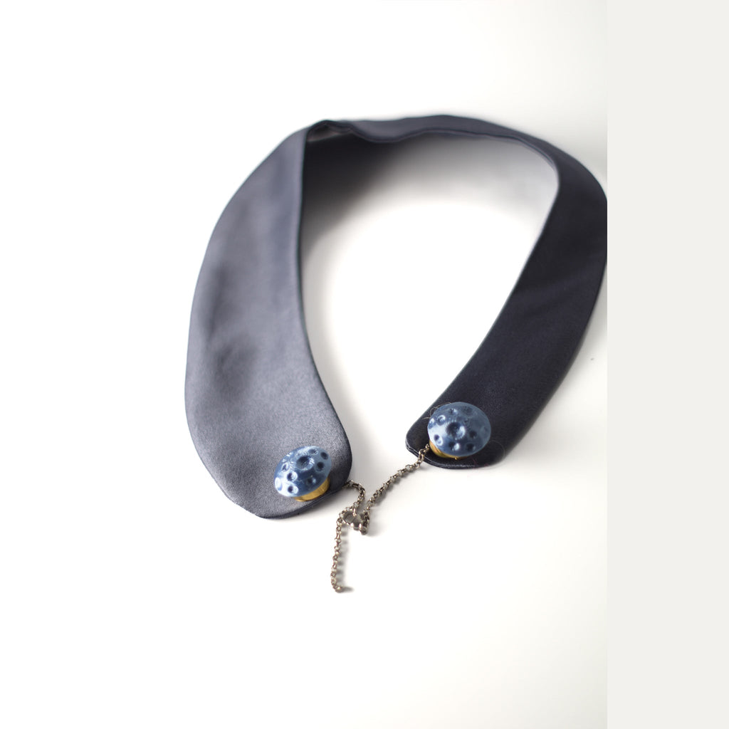 Cuello joya de raso azul grisáceo con botón 3D extraíble - Masum Karimi