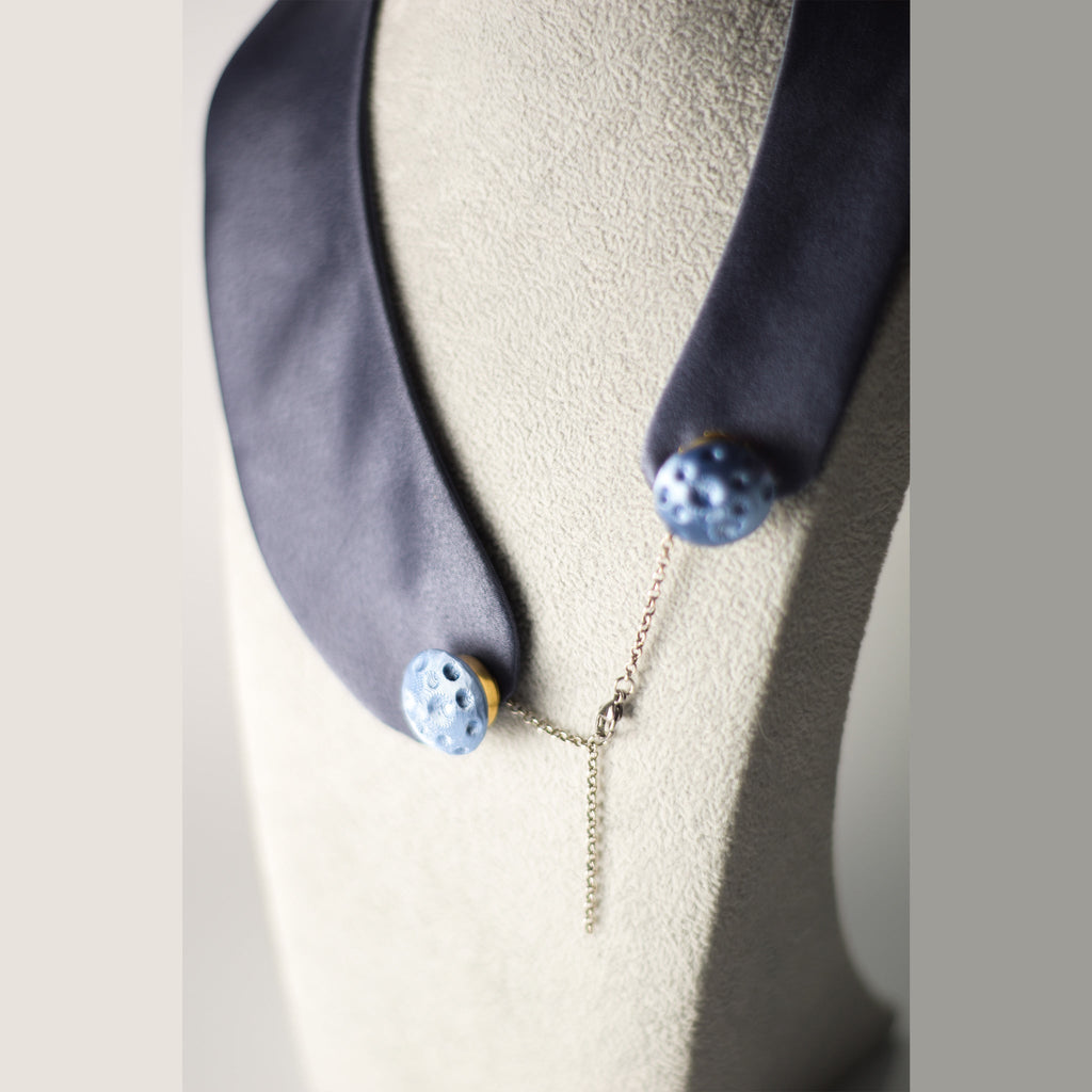 Cuello joya de raso azul grisáceo con botón 3D extraíble - Masum Karimi